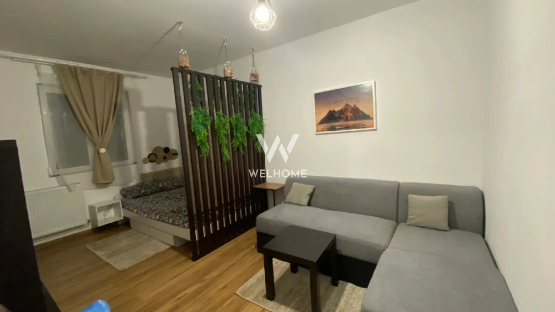 Garsoniera renovata, etaj intermediar, Sibiu - Spre vanzare o garsoniera care a fost recompartimentata intr-un apartament cu 1 camera, situat la etaj intermediar amplasat in zona strazii Stefan Cel Mare sin Sibiu.
Apartamentul se vinde complet mobilat si utilat exact ca in poze.
Recent a fost renovat cu bun gust si materiale de foarte buna calitate. Pozitionat pe sud-est.
La imeditata distanta de magazinul Simpa, sala de fitnes.
La 1 min distanta de statie transport public.

Pret direct de la proprietar: 53 900 euro. 
Tel: 0745 99 55 37 Mihai.