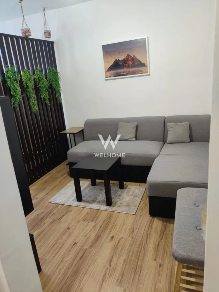 Garsoniera renovata, etaj intermediar, Sibiu - Spre vanzare o garsoniera care a fost recompartimentata intr-un apartament cu 1 camera, situat la etaj intermediar amplasat in zona strazii Stefan Cel Mare sin Sibiu.
Apartamentul se vinde complet mobilat si utilat exact ca in poze.
Recent a fost renovat cu bun gust si materiale de foarte buna calitate. Pozitionat pe sud-est.
La imeditata distanta de magazinul Simpa, sala de fitnes.
La 1 min distanta de statie transport public.

Pret direct de la proprietar: 53 900 euro. 
Tel: 0745 99 55 37 Mihai.