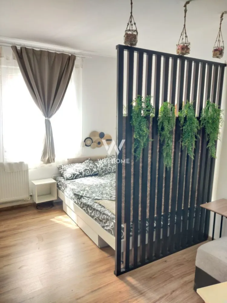 Garsoniera renovata, etaj intermediar, Sibiu - Spre vanzare o garsoniera care a fost recompartimentata intr-un apartament cu 1 camera, situat la etaj intermediar amplasat in zona strazii Stefan Cel Mare sin Sibiu.
Apartamentul se vinde complet mobilat si utilat exact ca in poze.
Recent a fost renovat cu bun gust si materiale de foarte buna calitate. Pozitionat pe sud-est.
La imeditata distanta de magazinul Simpa, sala de fitnes.
La 1 min distanta de statie transport public.

Pret direct de la proprietar: 53 900 euro. 
Tel: 0745 99 55 37 Mihai.