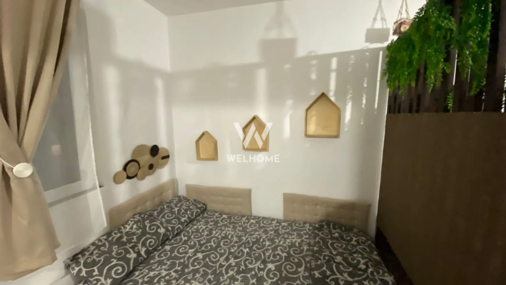 Garsoniera renovata, etaj intermediar, Sibiu - Spre vanzare o garsoniera care a fost recompartimentata intr-un apartament cu 1 camera, situat la etaj intermediar amplasat in zona strazii Stefan Cel Mare sin Sibiu.
Apartamentul se vinde complet mobilat si utilat exact ca in poze.
Recent a fost renovat cu bun gust si materiale de foarte buna calitate. Pozitionat pe sud-est.
La imeditata distanta de magazinul Simpa, sala de fitnes.
La 1 min distanta de statie transport public.

Pret direct de la proprietar: 53 900 euro. 
Tel: 0745 99 55 37 Mihai.