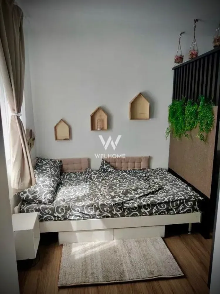 Garsoniera renovata, etaj intermediar, Sibiu - Spre vanzare o garsoniera care a fost recompartimentata intr-un apartament cu 1 camera, situat la etaj intermediar amplasat in zona strazii Stefan Cel Mare sin Sibiu.
Apartamentul se vinde complet mobilat si utilat exact ca in poze.
Recent a fost renovat cu bun gust si materiale de foarte buna calitate. Pozitionat pe sud-est.
La imeditata distanta de magazinul Simpa, sala de fitnes.
La 1 min distanta de statie transport public.

Pret direct de la proprietar: 53 900 euro. 
Tel: 0745 99 55 37 Mihai.