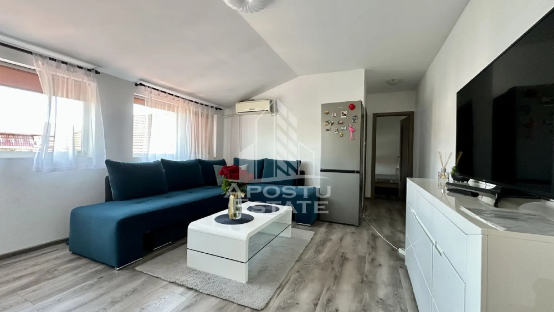 Apartament cu 3 camere, mobilat utilat, zona Bucovinei Timisoara - APOSTU ESTATE va propune spre vanzare un apartament modern cu 3 camere, situat la mansarda unui imobil cu acoperis, in zona Bucovinei, una dintre cele mai apreciate zone ale orasului, cu acces facil catre punctele de interes, mijloace de transport, magazine si scoli.

Apartamentul este amplasat la etajul 5/5 si beneficiaza de o compartimentare practica si de un ambient cald si primitor, fiind ideal atat pentru locuit, cat si pentru investitie.

Compartimentare:

hol de acces;
birou/dormitor;
living luminos deschis cu bucataria;
dormitor spatios;
baie;

Locuinta beneficiaza de centrala proprie noua si aer conditionat, oferind un plus de confort pe tot parcursul anului.

Apartamentul se vinde complet mobilat si utilat, fiind pregatit pentru mutare imediata, fara necesitarea unor investitii suplimentare.

Proprietatea reprezinta o alegere excelenta pentru cei care isi doresc un apartament confortabil, intr-o zona linistita si bine conectata a orasului.

Pentru mai multe detalii sau pentru a programa o vizionare, va stam cu drag la dispozitie.
CP3108210