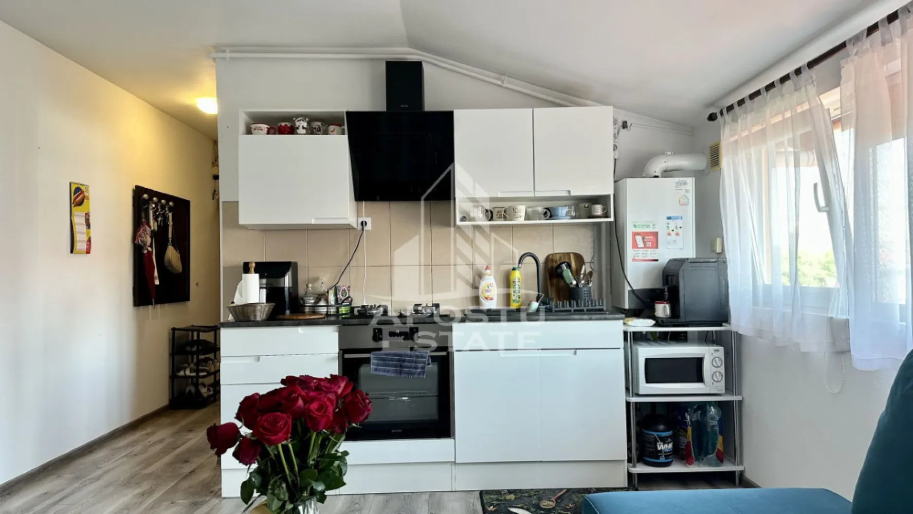 Apartament cu 3 camere, mobilat utilat, zona Bucovinei Timisoara - APOSTU ESTATE va propune spre vanzare un apartament modern cu 3 camere, situat la mansarda unui imobil cu acoperis, in zona Bucovinei, una dintre cele mai apreciate zone ale orasului, cu acces facil catre punctele de interes, mijloace de transport, magazine si scoli.

Apartamentul este amplasat la etajul 5/5 si beneficiaza de o compartimentare practica si de un ambient cald si primitor, fiind ideal atat pentru locuit, cat si pentru investitie.

Compartimentare:

hol de acces;
birou/dormitor;
living luminos deschis cu bucataria;
dormitor spatios;
baie;

Locuinta beneficiaza de centrala proprie noua si aer conditionat, oferind un plus de confort pe tot parcursul anului.

Apartamentul se vinde complet mobilat si utilat, fiind pregatit pentru mutare imediata, fara necesitarea unor investitii suplimentare.

Proprietatea reprezinta o alegere excelenta pentru cei care isi doresc un apartament confortabil, intr-o zona linistita si bine conectata a orasului.

Pentru mai multe detalii sau pentru a programa o vizionare, va stam cu drag la dispozitie.
CP3108210