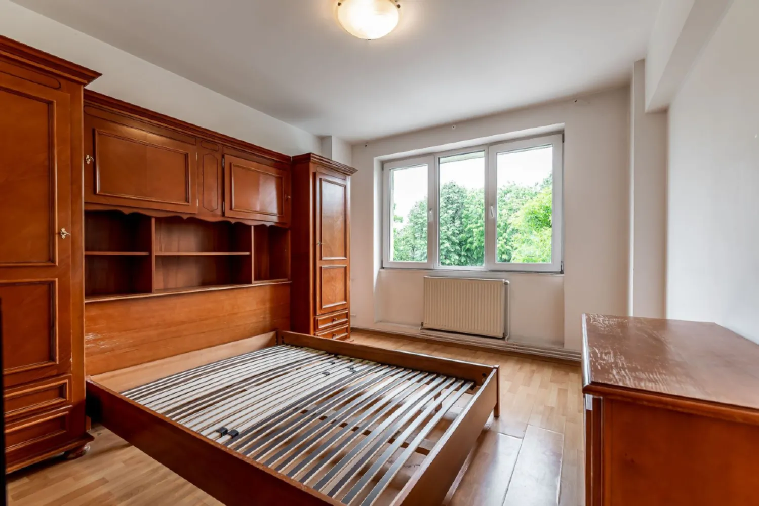 78.900 EURO! Apartament 2 camere, etaj 2, bloc cu lift, Libelula, Arad - Bulevardul Revoluției e una dintre puținele zone în care viața de zi cu zi devine mai simplă: totul e aproape, ai orașul la câteva minute, iar atmosfera centrală se simte imediat.

Apartamentul este situat la etajul 2, are două camere semidecomandate, 53 mp conform CF și centrală proprie, geamuri spre bulevard, centrală proprie, se vinde mobilat complet și utilat parțial. Blocul are lift, iar un detaliu interesant pentru cine apreciază istoria urbană: imobilul a fost construit după planurile arhitectului Miloș Cristea.

Pe scurt: Apartament în bloc Libelula | Bd. Revoluției | 2 camere semidecomandate | etaj 2 | 53 mp CF | lift | centrală proprie | mobilat complet | utilat parțial | geamuri spre bulevard

Preț listare: 78.900 € (negociabil)
Detalii & vizionare: 0742 267 773

Mihai Molnar 
consultantul tău imobiliar