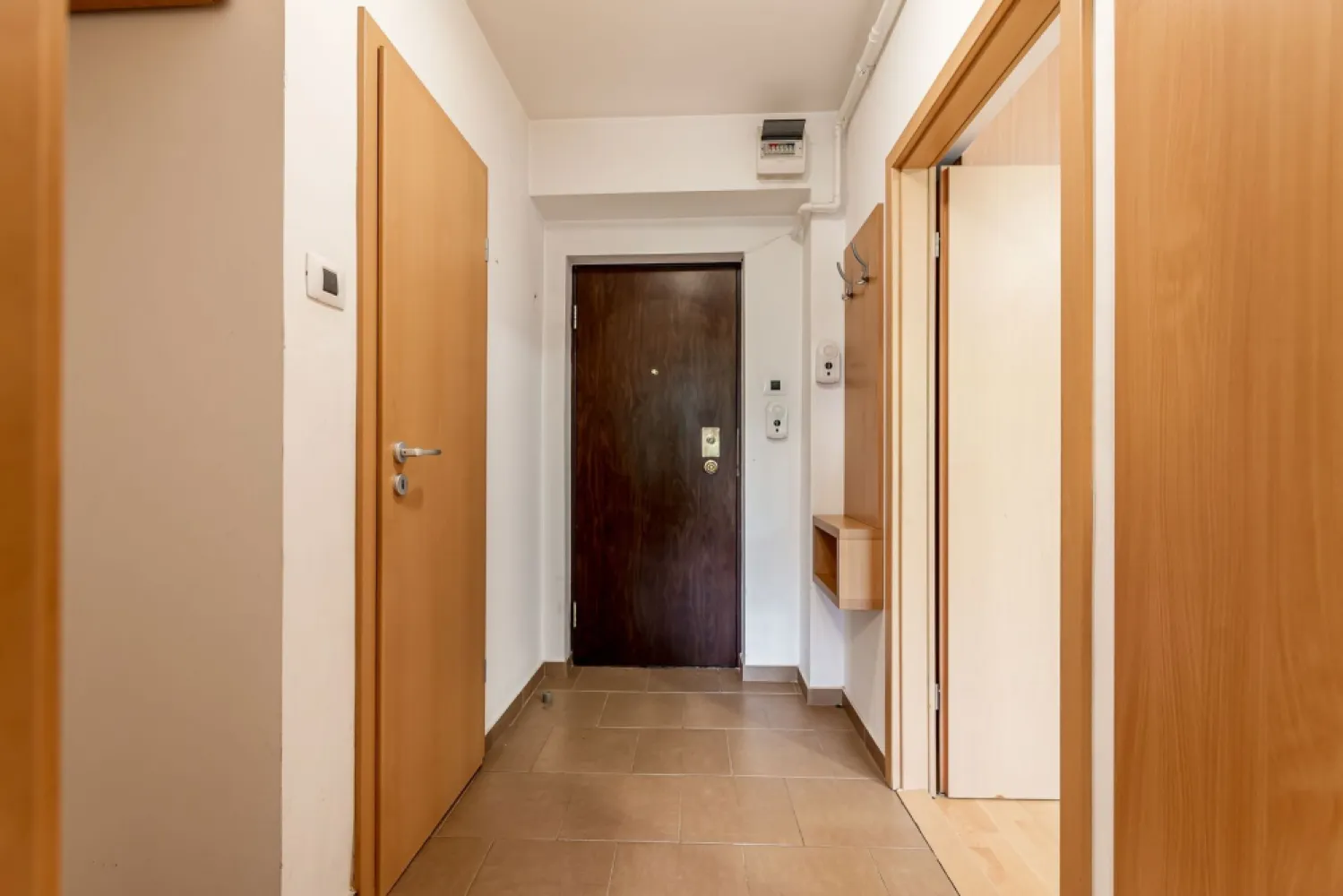 78.900 EURO! Apartament 2 camere, etaj 2, bloc cu lift, Libelula, Arad - Bulevardul Revoluției e una dintre puținele zone în care viața de zi cu zi devine mai simplă: totul e aproape, ai orașul la câteva minute, iar atmosfera centrală se simte imediat.

Apartamentul este situat la etajul 2, are două camere semidecomandate, 53 mp conform CF și centrală proprie, geamuri spre bulevard, centrală proprie, se vinde mobilat complet și utilat parțial. Blocul are lift, iar un detaliu interesant pentru cine apreciază istoria urbană: imobilul a fost construit după planurile arhitectului Miloș Cristea.

Pe scurt: Apartament în bloc Libelula | Bd. Revoluției | 2 camere semidecomandate | etaj 2 | 53 mp CF | lift | centrală proprie | mobilat complet | utilat parțial | geamuri spre bulevard

Preț listare: 78.900 € (negociabil)
Detalii & vizionare: 0742 267 773

Mihai Molnar 
consultantul tău imobiliar
