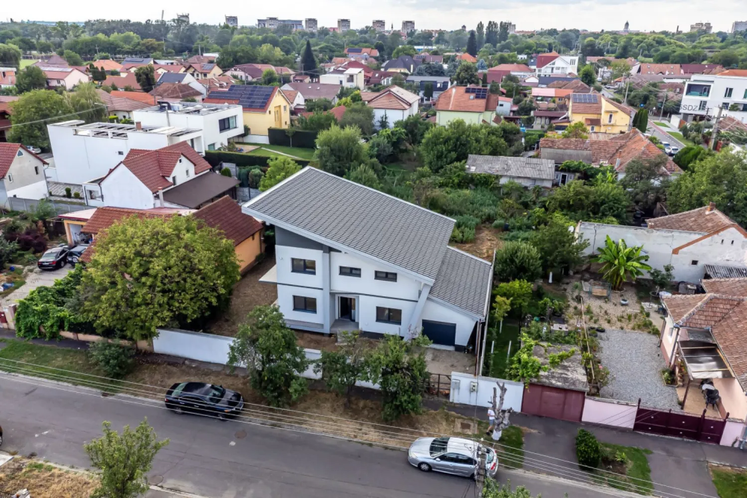 Vila Premium 5 camere - Subcetate, Arad - COMISION 0% - 🏡 VILĂ PREMIUM DE VÂNZARE ÎN SUBCETATE – ARAD 🏡
📍 Cea mai dorită zonă rezidențială din oraș!

✨ Finalizată în 2023, această vilă spectaculoasă cu 5 camere oferă confort, rafinament și siguranță pentru întreaga familie!
🔹 Suprafață utilă: 200 mp
🔹 Teren: 500 mp | Front stradal: 22 ml
🔹 Regim de înălțime: P + 1E + pod
🔹 Construcție: Cărămidă Porotherm + izolație cu vată bazaltică
🔹 Încălzire în pardoseală (parter și etaj) cu centrală pe gaz
🔹 Aer condiționat 38.000 BTU – cu posibilitate de extindere

🚗 Acces auto + Garaj cu poartă automată
🎥 Sistem de supraveghere video + alarmă
🎨 Finisaje exclusiv PREMIUM în toată casa!

📐 Compartimentare inteligentă:
👉 Parter: living generos, bucătărie, baie, dormitor/birou, terasă
👉 Etaj: 2 dormitoare cu balcon, baie, cameră dressing, cameră spălătorie

💎 Casa ideală pentru cei care caută eleganță, spațiu și intimitate, într-o zonă exclusivistă a Aradului.
🔑 Proprietatea perfectă te așteaptă!

📞 Contactează-mă acum pentru vizionare la 0755 274 519 - Daniel Hord - Consultant imobiliar

Nu dispui de toată suma? Te ajutăm noi gratuit! Îți obținem oferte de la 16 bănci
Ai o proprietate de vânzare în Arad și vrei să știi cât valorează cu adevărat?
Sună-mă pentru o evaluare GRATUITĂ!