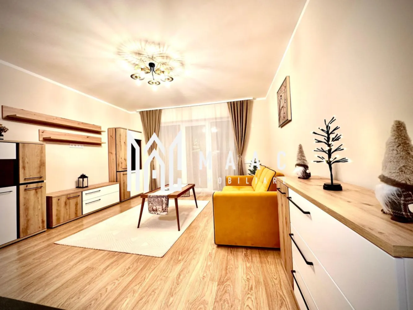 Apartament de vanzare Sibiu 2 camere | Exterior Vest | 54 mp, INTABULAT - Apartament de vânzare în Sibiu, în zona Exterior Vest - Cartierul DaVinci, cu 2 camere decomandate, 54 mp utili, balcon și loc de parcare, finalizat și pregătit pentru locuire.

Detalii proprietate:
• Suprafață utilă de 54 mp și suprafață construită de 64 mp
• Compartimentare decomandată: living, dormitor, bucătărie separată, baie și balcon finisat complet
• Parter într-un imobil cu 2 niveluri, finalizat în 2023
• Finisaje moderne, încălzire în pardoseală și izolație cu vată bazaltică
• Jaluzele electrice, orientare sudică și 1 loc de parcare inclus
• Apartamentul se predă mobilat și utilat, cu contoare funcționale
• Vila are doar 12 apartamente, oferind un cadru mai aerisit și liniștit

Cartierul DaVinci oferă acces rapid către Zona Industrială Vest, Aeroportul Internațional Sibiu și magazinul Metro, iar Centrul Istoric al Sibiului este la aproximativ 15 minute. Zona include spații verzi generoase și deschidere către priveliște spre munți.

Cod anunț CP2465336. Contactați echipa MAAC Imobiliare pentru detalii suplimentare și pentru programarea unei vizionări.