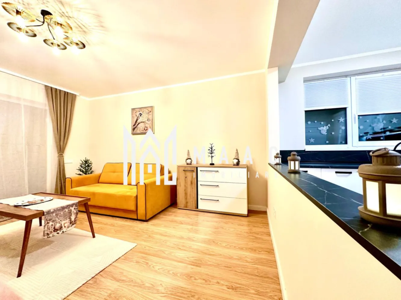 Apartament de vanzare Sibiu 2 camere | Exterior Vest | 54 mp, INTABULAT - Apartament de vânzare în Sibiu, în zona Exterior Vest - Cartierul DaVinci, cu 2 camere decomandate, 54 mp utili, balcon și loc de parcare, finalizat și pregătit pentru locuire.

Detalii proprietate:
• Suprafață utilă de 54 mp și suprafață construită de 64 mp
• Compartimentare decomandată: living, dormitor, bucătărie separată, baie și balcon finisat complet
• Parter într-un imobil cu 2 niveluri, finalizat în 2023
• Finisaje moderne, încălzire în pardoseală și izolație cu vată bazaltică
• Jaluzele electrice, orientare sudică și 1 loc de parcare inclus
• Apartamentul se predă mobilat și utilat, cu contoare funcționale
• Vila are doar 12 apartamente, oferind un cadru mai aerisit și liniștit

Cartierul DaVinci oferă acces rapid către Zona Industrială Vest, Aeroportul Internațional Sibiu și magazinul Metro, iar Centrul Istoric al Sibiului este la aproximativ 15 minute. Zona include spații verzi generoase și deschidere către priveliște spre munți.

Cod anunț CP2465336. Contactați echipa MAAC Imobiliare pentru detalii suplimentare și pentru programarea unei vizionări.