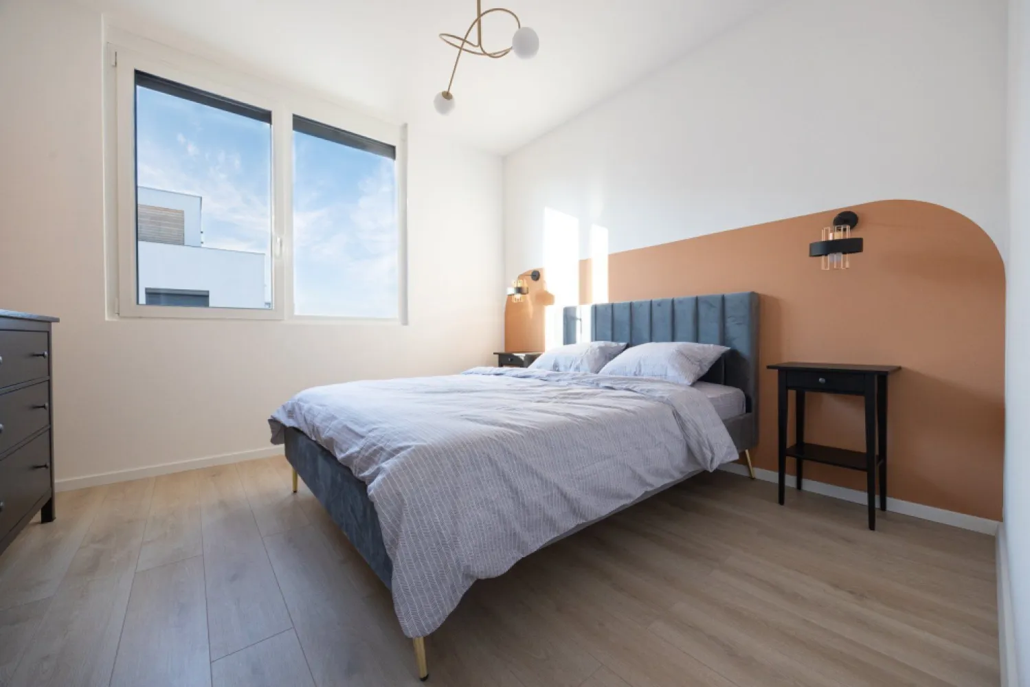 Apartament 2 camere ARED - direct de la dezvoltator - Vă prezentăm o oportunitate de investiție imobiliară într-un apartament, situat într-un bloc nou ce a fost finalizat în decembrie 2024. Acest apartament reprezintă alegerea perfectă pentru investitorii dornici să obțină un flux constant de venituri din închirieri.

Caracteristici Cheie:

1. Design Modern: Apartamentul este conceput cu un design modern și practic, perfect adaptat pentru a satisface cerințele locatarilor în căutare de confort și funcționalitate.
2. Dotări Opționale: Investitorii au posibilitatea de a dota apartamentul cu un sistem de casă inteligentă, aducând astfel un nivel suplimentar de comoditate și siguranță pentru chiriași.
3. Complet Mobilat și Utilat: Pentru a minimiza bătăile de cap, apartamentul este complet mobilat și utilat.
4. Loc de Parcare Inclus: În cadrul complexului, fiecare apartament vine cu un loc de parcare inclus în preț.
5. Zonă Centrală: Complexul se află într-o zonă centrală, aproape de puncte de interes precum restaurante, magazine, transport public și alte facilități importante, ceea ce face acest apartament extrem de atractiv pentru potențialii chiriași.

Nu ratați oportunitatea de a investi într-un apartament cu potențial de închiriere într-o zonă centrală în plină expansiune. Contactați-ne astăzi pentru a afla mai multe detalii și pentru a programa o vizionare.

📢 Atenție! Detalii preț și TVA:
🏢 Dacă este cumpărat de o firmă plătitoare de TVA, prețul rămâne 115,644 EUR. (TVA 21% - taxare inversa )
📌 În toate celelalte cazuri, până in 31.05.2026 se aplica TVA-ul de 21%, iar prețul final este 136,780 EUR 

Szuchanszki Andreea Consultant ARED
Tel 0742267773

CP2017443

Birou: ACASĂ | Agenție imobiliară Arad 
Adresă: Bulevardul Decebal 2, Arad 310133
