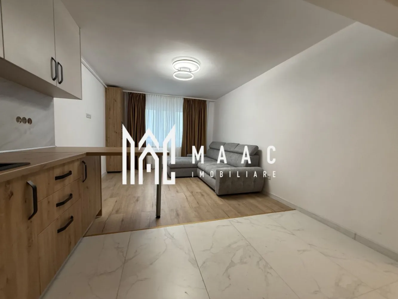 Apartament 2 camere | Etaj 1 | Bloc cu lift | Lazaret - MAAC Imobiliare vă propune spre inchiriere un apartament dintr-un proiect rezidențial modern, situat în zona Lazaret, ideal pentru locuit sau investiție.

Fotografiile sunt cu titlu informativ și au rolul de a evidenția compartimentarea apartamentului, întrucât mobilierul este în curs de realizare, fiind deja comandat și urmând să fie montat în perioada imediat următoare.

Caracteristici:
Suprafață utilă: 42 mp
Situat etajul 1
Bloc cu regim de înălțime P+4 etaje
Imobil izolat termic
Dotat cu lift
Încălzire prin calorifere, cu centrală termică proprie
Toate instalațiile electrice și sanitare sunt noi

Compartimentare:
Hol de intrare
Zonă de bucătărie open space cu living, spațiu luminos și modern
Hol secundar
Baie dotată cu cabină de duș
Dormitor matrimonial bine delimitat

La închiriere se solicită plata unei luni de chirie în avans, precum și o garanție echivalentă cu o lună de chirie.

Avantaje:
Apartament nou, gata de mutare
Finisaje moderne și materiale de calitate
Ideal atât pentru locuință personală, cât și pentru investiție.

Pentru mai multe detalii precizati telefonic ca ati vazut anuntul cu ID: CP3013396