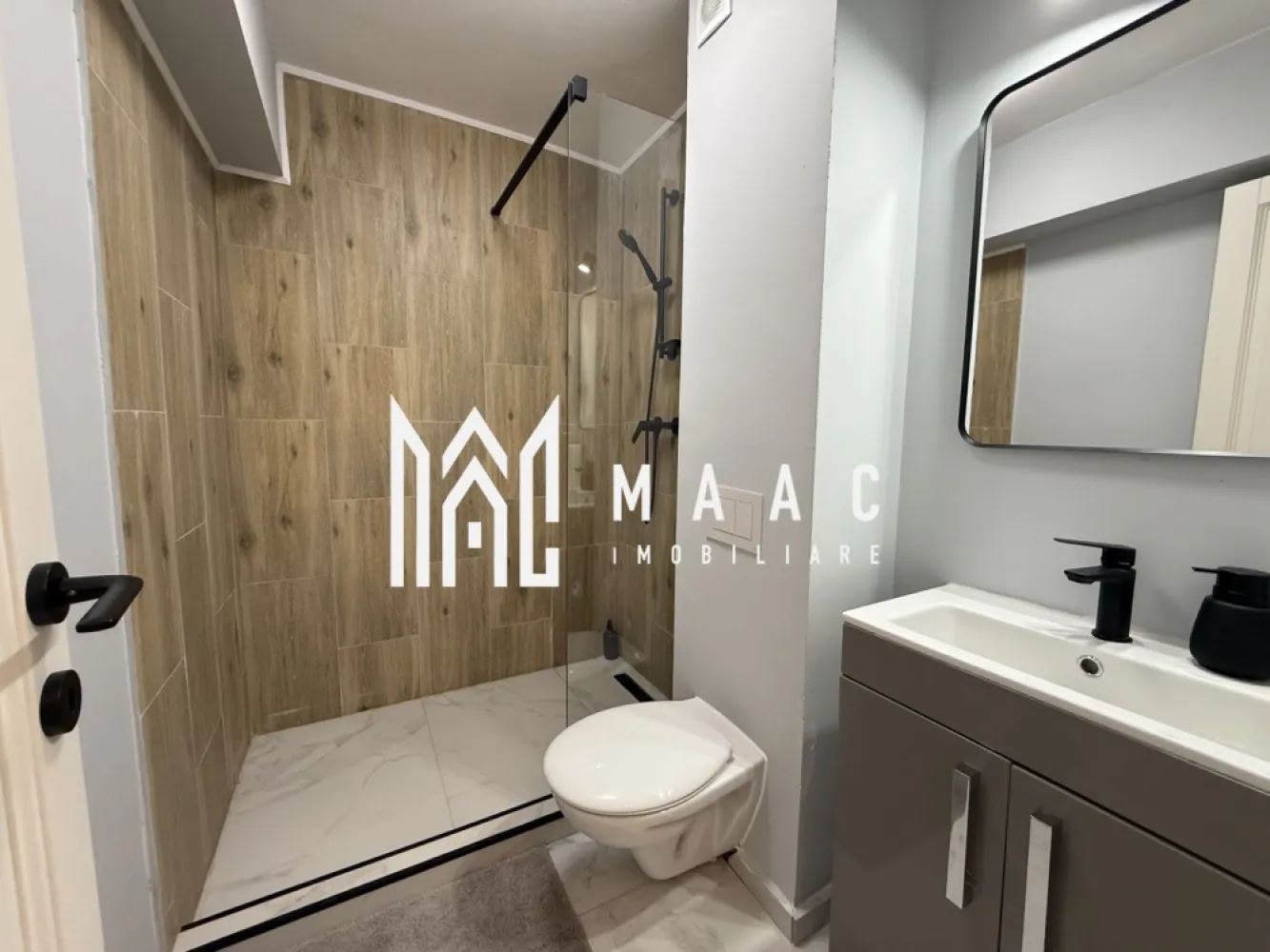 Apartament 2 camere | Etaj 2 | Bloc cu lift | Lazaret - MAAC Imobiliare vă propune spre inchiriere un apartament dintr-un proiect rezidențial modern, situat în zona Lazaret, ideal pentru locuit sau investiție.

Caracteristici:
Suprafață utilă: 42 mp
Situat etajul 2
Bloc cu regim de înălțime P+4 etaje
Imobil izolat termic
Dotat cu lift
Încălzire prin calorifere, cu centrală termică proprie
Toate instalațiile electrice și sanitare sunt noi

Compartimentare:
Hol de intrare
Zonă de bucătărie open space cu living, spațiu luminos și modern
Hol secundar
Baie dotată cu cabină de duș
Dormitor matrimonial bine delimitat

La închiriere se solicită plata unei luni de chirie în avans, precum și o garanție echivalentă cu o lună de chirie.

Avantaje:
Apartament nou, gata de mutare
Finisaje moderne și materiale de calitate
Ideal atât pentru locuință personală, cât și pentru investiție.

Pentru mai multe detalii precizati telefonic ca ati vazut anuntul cu ID: CP3013387