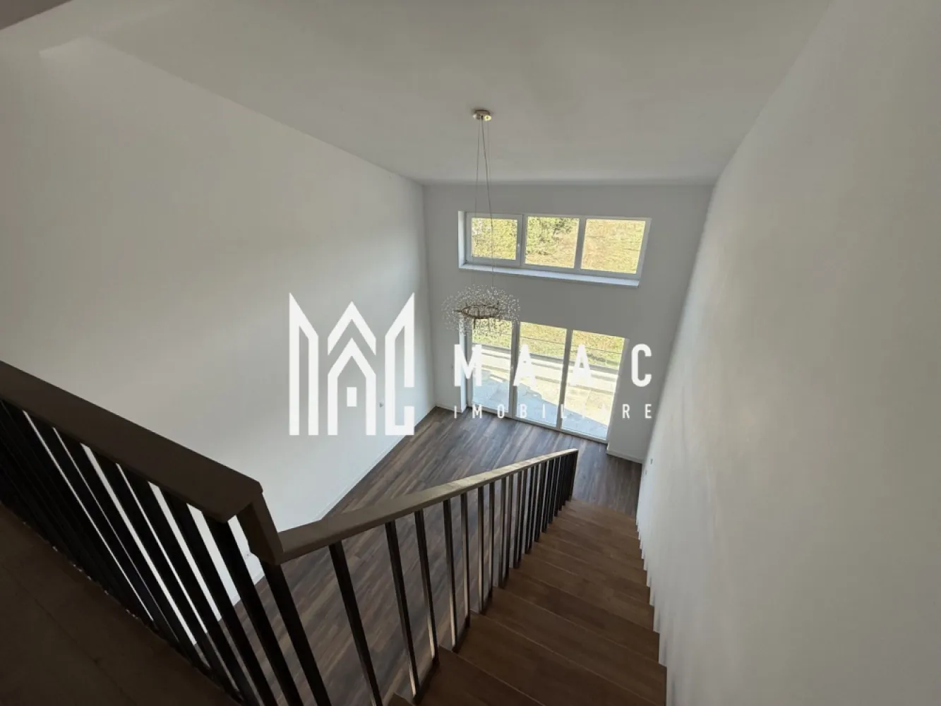Penthouse | 4 camere | Locuință modernă | La cheie | Modern - MAAC Imobiliare vă oferă spre vânzare un penthouse exclusivist cu 4 camere.

Caracteristici:
Suprafață utilă totala: 102 mp.
Balcon: 7.42 mp.
Etaj: 2 din 2.
Orientare sudică, cu lumină naturală pe tot parcursul zilei.

Compartimentare și spații interioare:
Living cu înălțime de 5,6 m.
Bucătărie integrată armonios în zona de zi.
Două dormitoare bine proporționate.
Dressing dedicat.
Două băi, dintre care una cu geam pentru aerisire naturală.

Dotări și finisaje:
Încălzire în pardoseală.
Jaluzele electrice.
Terasa este prevăzută cu sticlă securizată și sistem de captare a apelor pluviale.
Izolație cu vată bazaltică.
Casa scării finisată cu granit.
Predare la stadiul finisat la alb cu posibilitate de predare la cheie.
Loc de parcare inclus.

Avantaje și priveliște:
Multă lumină naturală și vedere spectaculoasă către munți.

Avantaje ale ansamblului rezidențial:
Ocupare teritorială eficientă, cu aproximativ 45% spații verzi.
Fațade finisate cu larice siberian și piatră naturală.
Locuri de joacă amenajate.
Acces facil, fără ambuteiaje rutiere, cu patru căi de acces către ansamblu.

Achiziție
Locuința poate fi achiziționată atât din surse proprii, cât și prin credit bancar.

Pentru mai multe detalii precizati telefonic ca ati vazut anuntul cu ID: CP3013498