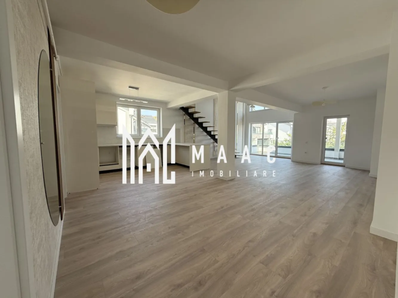 Penthouse | 5 camere | La cheie | Vata bazaltica | 130 MP - MAAC Imobiliare vă oferă spre vânzare un penthouse exclusivist cu 4 camere.

Caracteristici:
Suprafață utilă totala: 131.17 mp.
Balcon: 9 mp.
Etaj: 2 din 2.
Orientare sudică, cu lumină naturală pe tot parcursul zilei.

Compartimentare și spații interioare:
Living cu înălțime de 5,6 m.
Bucătărie integrată armonios în zona de zi.
Trei dormitoare bine proporționate.
Dressing dedicat.
Două băi, dintre care una cu geam pentru aerisire naturală.

Dotări și finisaje:
Încălzire în pardoseală.
Jaluzele electrice.
Terasa este prevăzută cu sticlă securizată și sistem de captare a apelor pluviale.
Izolație cu vată bazaltică.
Casa scării finisată cu granit.
Predare la stadiul finisat la alb cu posibilitate de predare la cheie.
Loc de parcare inclus.

Avantaje și priveliște:
Multă lumină naturală și vedere spectaculoasă către munți.

Avantaje ale ansamblului rezidențial:
Ocupare teritorială eficientă, cu aproximativ 45% spații verzi.
Fațade finisate cu larice siberian și piatră naturală.
Locuri de joacă amenajate.
Acces facil, fără ambuteiaje rutiere, cu patru căi de acces către ansamblu.

Achiziție
Locuința poate fi achiziționată atât din surse proprii, cât și prin credit bancar.

Pentru mai multe detalii precizati telefonic ca ati vazut anuntul cu ID: CP3013510