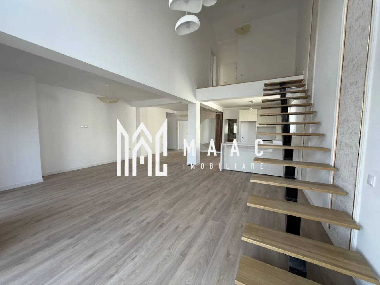 Penthouse | 5 camere | La cheie | Vata bazaltica | 130 MP - MAAC Imobiliare vă oferă spre vânzare un penthouse exclusivist cu 4 camere.

Caracteristici:
Suprafață utilă totala: 131.17 mp.
Balcon: 9 mp.
Etaj: 2 din 2.
Orientare sudică, cu lumină naturală pe tot parcursul zilei.

Compartimentare și spații interioare:
Living cu înălțime de 5,6 m.
Bucătărie integrată armonios în zona de zi.
Trei dormitoare bine proporționate.
Dressing dedicat.
Două băi, dintre care una cu geam pentru aerisire naturală.

Dotări și finisaje:
Încălzire în pardoseală.
Jaluzele electrice.
Terasa este prevăzută cu sticlă securizată și sistem de captare a apelor pluviale.
Izolație cu vată bazaltică.
Casa scării finisată cu granit.
Predare la stadiul finisat la alb cu posibilitate de predare la cheie.
Loc de parcare inclus.

Avantaje și priveliște:
Multă lumină naturală și vedere spectaculoasă către munți.

Avantaje ale ansamblului rezidențial:
Ocupare teritorială eficientă, cu aproximativ 45% spații verzi.
Fațade finisate cu larice siberian și piatră naturală.
Locuri de joacă amenajate.
Acces facil, fără ambuteiaje rutiere, cu patru căi de acces către ansamblu.

Achiziție
Locuința poate fi achiziționată atât din surse proprii, cât și prin credit bancar.

Pentru mai multe detalii precizati telefonic ca ati vazut anuntul cu ID: CP3013510