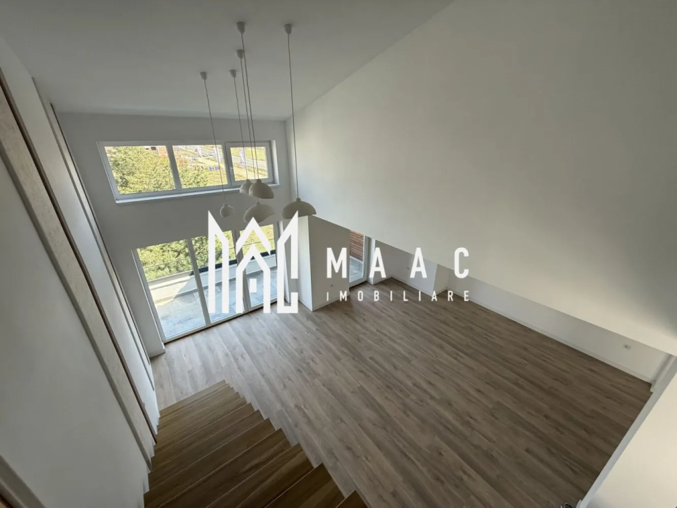 Penthouse | 5 camere | La cheie | Vata bazaltica | 130 MP - MAAC Imobiliare vă oferă spre vânzare un penthouse exclusivist cu 4 camere.

Caracteristici:
Suprafață utilă totala: 131.17 mp.
Balcon: 9 mp.
Etaj: 2 din 2.
Orientare sudică, cu lumină naturală pe tot parcursul zilei.

Compartimentare și spații interioare:
Living cu înălțime de 5,6 m.
Bucătărie integrată armonios în zona de zi.
Trei dormitoare bine proporționate.
Dressing dedicat.
Două băi, dintre care una cu geam pentru aerisire naturală.

Dotări și finisaje:
Încălzire în pardoseală.
Jaluzele electrice.
Terasa este prevăzută cu sticlă securizată și sistem de captare a apelor pluviale.
Izolație cu vată bazaltică.
Casa scării finisată cu granit.
Predare la stadiul finisat la alb cu posibilitate de predare la cheie.
Loc de parcare inclus.

Avantaje și priveliște:
Multă lumină naturală și vedere spectaculoasă către munți.

Avantaje ale ansamblului rezidențial:
Ocupare teritorială eficientă, cu aproximativ 45% spații verzi.
Fațade finisate cu larice siberian și piatră naturală.
Locuri de joacă amenajate.
Acces facil, fără ambuteiaje rutiere, cu patru căi de acces către ansamblu.

Achiziție
Locuința poate fi achiziționată atât din surse proprii, cât și prin credit bancar.

Pentru mai multe detalii precizati telefonic ca ati vazut anuntul cu ID: CP3013510