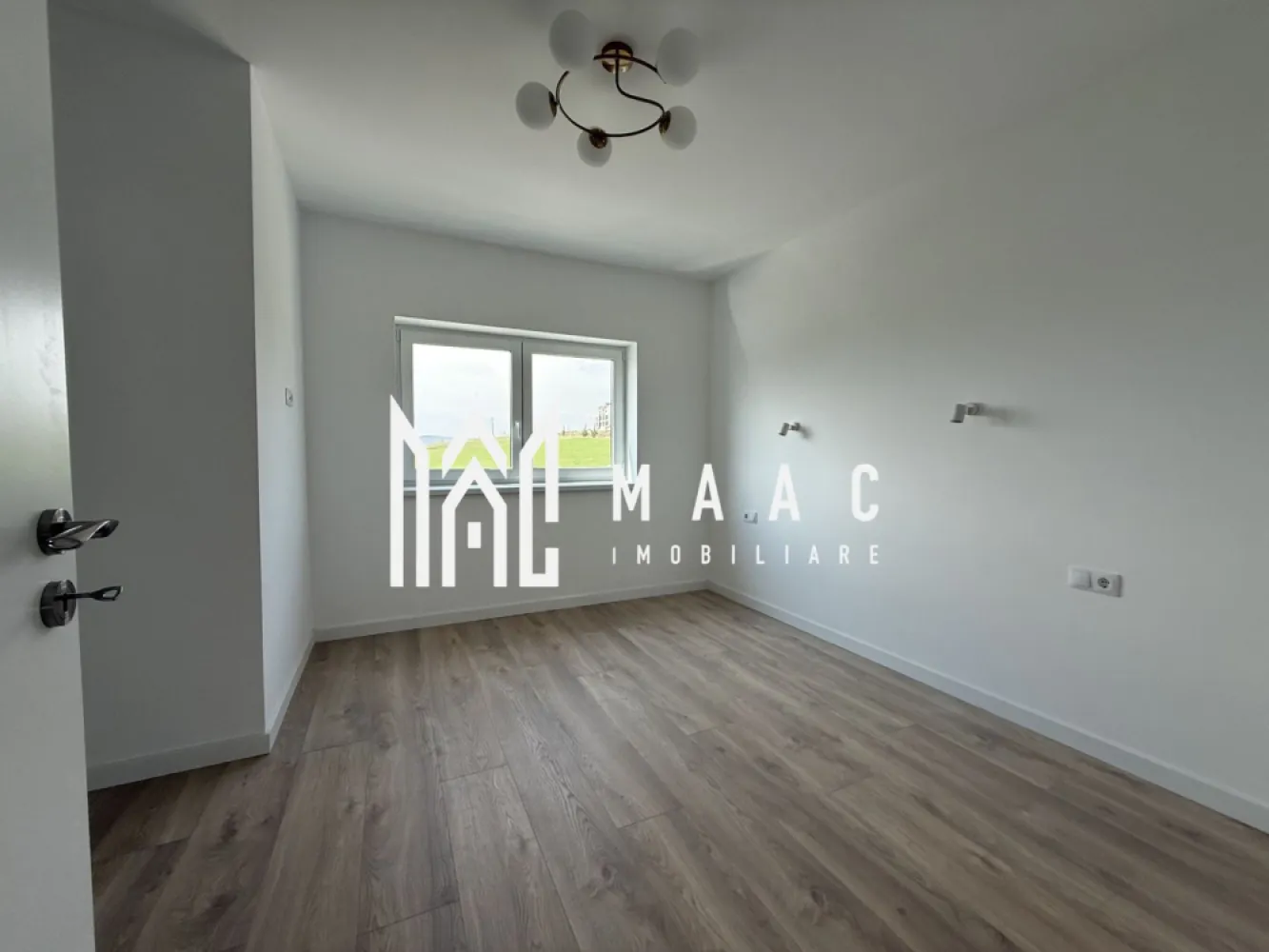 Penthouse | 5 camere | La cheie | Vata bazaltica | 130 MP - MAAC Imobiliare vă oferă spre vânzare un penthouse exclusivist cu 4 camere.

Caracteristici:
Suprafață utilă totala: 131.17 mp.
Balcon: 9 mp.
Etaj: 2 din 2.
Orientare sudică, cu lumină naturală pe tot parcursul zilei.

Compartimentare și spații interioare:
Living cu înălțime de 5,6 m.
Bucătărie integrată armonios în zona de zi.
Trei dormitoare bine proporționate.
Dressing dedicat.
Două băi, dintre care una cu geam pentru aerisire naturală.

Dotări și finisaje:
Încălzire în pardoseală.
Jaluzele electrice.
Terasa este prevăzută cu sticlă securizată și sistem de captare a apelor pluviale.
Izolație cu vată bazaltică.
Casa scării finisată cu granit.
Predare la stadiul finisat la alb cu posibilitate de predare la cheie.
Loc de parcare inclus.

Avantaje și priveliște:
Multă lumină naturală și vedere spectaculoasă către munți.

Avantaje ale ansamblului rezidențial:
Ocupare teritorială eficientă, cu aproximativ 45% spații verzi.
Fațade finisate cu larice siberian și piatră naturală.
Locuri de joacă amenajate.
Acces facil, fără ambuteiaje rutiere, cu patru căi de acces către ansamblu.

Achiziție
Locuința poate fi achiziționată atât din surse proprii, cât și prin credit bancar.

Pentru mai multe detalii precizati telefonic ca ati vazut anuntul cu ID: CP3013510