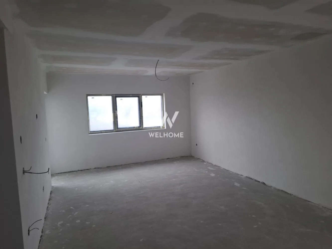 Apartament doua camere NOU si SPATIOS -Selimbar, Sibiu - Va propunem spre vanzare un apartament spatios situat intr-o zona linistita din Selimbar.
Apartamentul este compus dintr-un hol generos, dormitor, lving+bucatarie de 31 mp, baie mare, balcon.

Pozitionarea sudica si etajul 2 face din acest apartament unul luminos si calduros
Stadiul de predare la interior este La Alb, geamuri termopan, centrala termica, incalzire in pardoseala
Loc de parcare propriu

Apartamentul este intabulat si se poate achizitiona imediat.
La cerere si contracost poate fii finisat La Cheie.

Pret La Alb: 100000 euro.