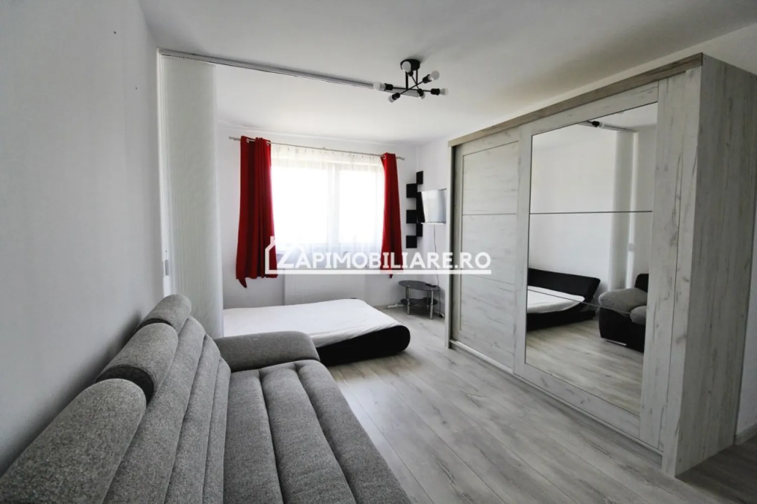 Ap 1 camera Bloc Nou - Green Residence + loc parcare - Mentionati ID-ul proprietatii cand apelati: CP1551149
Contact ⓪⑦②⑥ ②②③ ⑧⑧⑥ Sebastian

Zap Imobiliare vă propune spre închiriere un apartament modern cu 1 cameră, decomandat, confort 1 sporit, situat în cartierul Tudor, pe strada Livezeni, în cadrul apreciatului complex rezidențial Green Residence. Proprietatea se află la etajul 8 al unui imobil nou cu 10 niveluri, oferind o panoramă deosebită și finisaje de calitate.

Cu o suprafață utilă generoasă de 42 mp, locuința are o structură complet decomandată și optim optimizată, ideală pentru cei care își doresc un cămin primitor, luminos și amplasat într-una dintre cele mai căutate zone din oraș.

Compartimentare și detalii tehnice:
-- Suprafață utilă: 35 mp
-- Regim de înălțime: Etajul 8 dintr-un bloc nou cu 10 etaje (prevăzut cu lift)
-- Compartimentare: Complet decomandat
-- Configurație interioară: 1 cameră principală (living/dormitor), 1 bucătărie separată, 1 baie modernă, 1 hol de acces
-- Confort termic: Centrală termică proprie, calorifere și ferestre cu geam termopan
-- Siguranță: Ușă metalică la intrare și interfon

Dotări și electrocasnice incluse:
-- Se închiriază complet mobilat și utilat, gata pentru mutare imediată
-- Dotat cu frigider și mașină de spălat rufe

Avantaje locație și facilități zonale:
Proprietatea se află într-o zonă cu un confort deosebit, datorită amplasării în complexul Green Residence, oferind acces imediat la tot ce înseamnă viața modernă:
-- Mijloace de transport în comun chiar în apropriere
-- Unități de învățământ de toate gradele, parcuri și zone verzi
-- Magazine, supermarketuri, piață, bănci comerciale și farmacii

Opțiuni financiare:
-- Preț închiriere: 350 Euro / lună + garantie

Detalii comision:
-- La închiriere: Comisionul perceput de agenție este de 50% din valoarea primei chirii și se plătește o singură dată, în momentul semnării contractului de închiriere.

Acest anunț nu corespunde cerințelor tale? Sună la numărul afișat în anunț și unul dintre agenții noștri te va ajuta cu alte oferte personalizate în funcție de cerințele tale.

Contact ⓪⑦②⑥ ②②③ ⑧⑧⑥ Sebastian