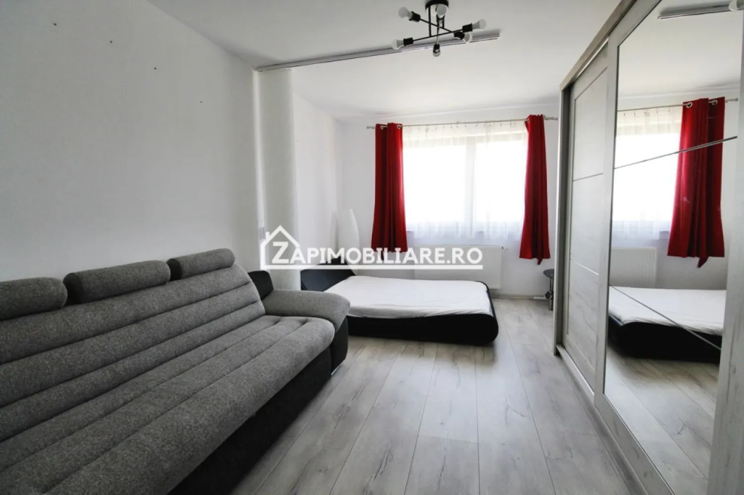 Ap 1 camera Bloc Nou - Green Residence + loc parcare - Mentionati ID-ul proprietatii cand apelati: CP1551149
Contact ⓪⑦②⑥ ②②③ ⑧⑧⑥ Sebastian

Zap Imobiliare vă propune spre închiriere un apartament modern cu 1 cameră, decomandat, confort 1 sporit, situat în cartierul Tudor, pe strada Livezeni, în cadrul apreciatului complex rezidențial Green Residence. Proprietatea se află la etajul 8 al unui imobil nou cu 10 niveluri, oferind o panoramă deosebită și finisaje de calitate.

Cu o suprafață utilă generoasă de 42 mp, locuința are o structură complet decomandată și optim optimizată, ideală pentru cei care își doresc un cămin primitor, luminos și amplasat într-una dintre cele mai căutate zone din oraș.

Compartimentare și detalii tehnice:
-- Suprafață utilă: 35 mp
-- Regim de înălțime: Etajul 8 dintr-un bloc nou cu 10 etaje (prevăzut cu lift)
-- Compartimentare: Complet decomandat
-- Configurație interioară: 1 cameră principală (living/dormitor), 1 bucătărie separată, 1 baie modernă, 1 hol de acces
-- Confort termic: Centrală termică proprie, calorifere și ferestre cu geam termopan
-- Siguranță: Ușă metalică la intrare și interfon

Dotări și electrocasnice incluse:
-- Se închiriază complet mobilat și utilat, gata pentru mutare imediată
-- Dotat cu frigider și mașină de spălat rufe

Avantaje locație și facilități zonale:
Proprietatea se află într-o zonă cu un confort deosebit, datorită amplasării în complexul Green Residence, oferind acces imediat la tot ce înseamnă viața modernă:
-- Mijloace de transport în comun chiar în apropriere
-- Unități de învățământ de toate gradele, parcuri și zone verzi
-- Magazine, supermarketuri, piață, bănci comerciale și farmacii

Opțiuni financiare:
-- Preț închiriere: 350 Euro / lună + garantie

Detalii comision:
-- La închiriere: Comisionul perceput de agenție este de 50% din valoarea primei chirii și se plătește o singură dată, în momentul semnării contractului de închiriere.

Acest anunț nu corespunde cerințelor tale? Sună la numărul afișat în anunț și unul dintre agenții noștri te va ajuta cu alte oferte personalizate în funcție de cerințele tale.

Contact ⓪⑦②⑥ ②②③ ⑧⑧⑥ Sebastian
