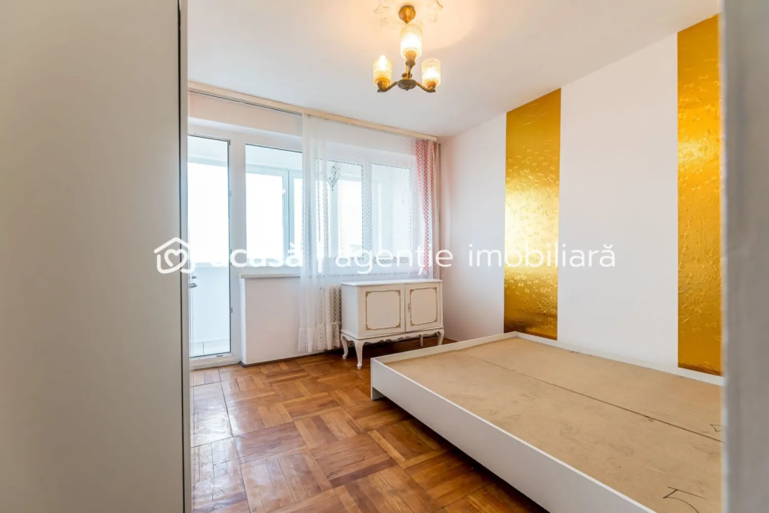 VANDUT! Apartament 2 camere decomandat - Romanilor - COMISION 0 - Îți propun spre vânzare un apartament cu 2 camere, decomandat de 50 mp utili, situat într-una dintre cele mai bine conectate zone din Arad – Calea Romanilor.

📍 Situat la etajul 9 din 10, într-un bloc anvelopat, cu casa scării renovată și lift nou, apartamentul oferă o priveliște deosebită asupra orașului cât și a Mureșului.

🔹 Compartimentare:
2 camere decomandate
bucătărie
baie
2 debarale
balcon închis

🔹 Dotări și beneficii:
geamuri termopan
aparat de aer condiționat
încălzire prin termoficare (cu posibilitate de montare centrală pe gaz)
se vinde complet mobilat și utilat, conform pozelor

📊 Ideal atât pentru locuință proprie, cât și pentru investiție (închiriere pe termen lung)
📍 Avantaje:
- aproape de centru
- mijloace de transport în comun chiar la ieșirea din bloc
- magazin alimentar, sală de sport și alte facilități în imediata apropiere

📞 Pentru mai multe detalii sau programarea unei vizionări:
0755 274 519 - Daniel Hord – Consultant imobiliar

Nu dispui de toată suma? Te ajutăm noi gratuit! Îți obținem oferte de la 16 bănci.
Ai o proprietate de vânzare în Arad și vrei să știi cât valorează cu adevărat?
Sună-mă pentru o evaluare gratuită, fără obligații.

Birou: ACASĂ | Agenție imobiliară Arad
Bulevardul Decebal 2, Arad 310133