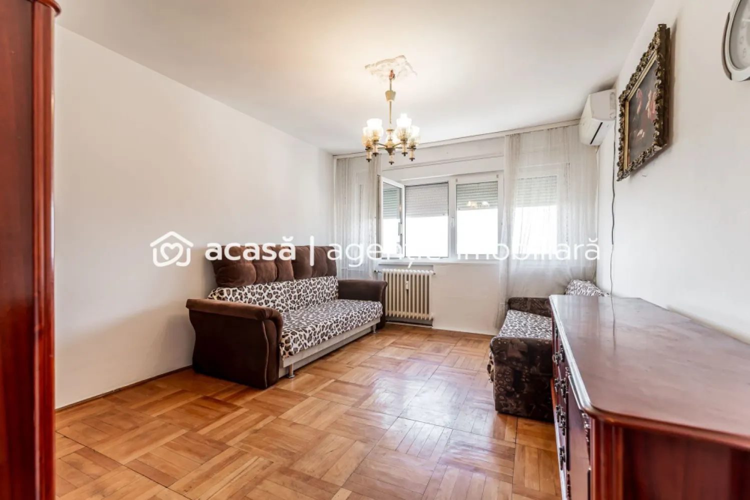VANDUT! Apartament 2 camere decomandat - Romanilor - COMISION 0 - Îți propun spre vânzare un apartament cu 2 camere, decomandat de 50 mp utili, situat într-una dintre cele mai bine conectate zone din Arad – Calea Romanilor.

📍 Situat la etajul 9 din 10, într-un bloc anvelopat, cu casa scării renovată și lift nou, apartamentul oferă o priveliște deosebită asupra orașului cât și a Mureșului.

🔹 Compartimentare:
2 camere decomandate
bucătărie
baie
2 debarale
balcon închis

🔹 Dotări și beneficii:
geamuri termopan
aparat de aer condiționat
încălzire prin termoficare (cu posibilitate de montare centrală pe gaz)
se vinde complet mobilat și utilat, conform pozelor

📊 Ideal atât pentru locuință proprie, cât și pentru investiție (închiriere pe termen lung)
📍 Avantaje:
- aproape de centru
- mijloace de transport în comun chiar la ieșirea din bloc
- magazin alimentar, sală de sport și alte facilități în imediata apropiere

📞 Pentru mai multe detalii sau programarea unei vizionări:
0755 274 519 - Daniel Hord – Consultant imobiliar

Nu dispui de toată suma? Te ajutăm noi gratuit! Îți obținem oferte de la 16 bănci.
Ai o proprietate de vânzare în Arad și vrei să știi cât valorează cu adevărat?
Sună-mă pentru o evaluare gratuită, fără obligații.

Birou: ACASĂ | Agenție imobiliară Arad
Bulevardul Decebal 2, Arad 310133