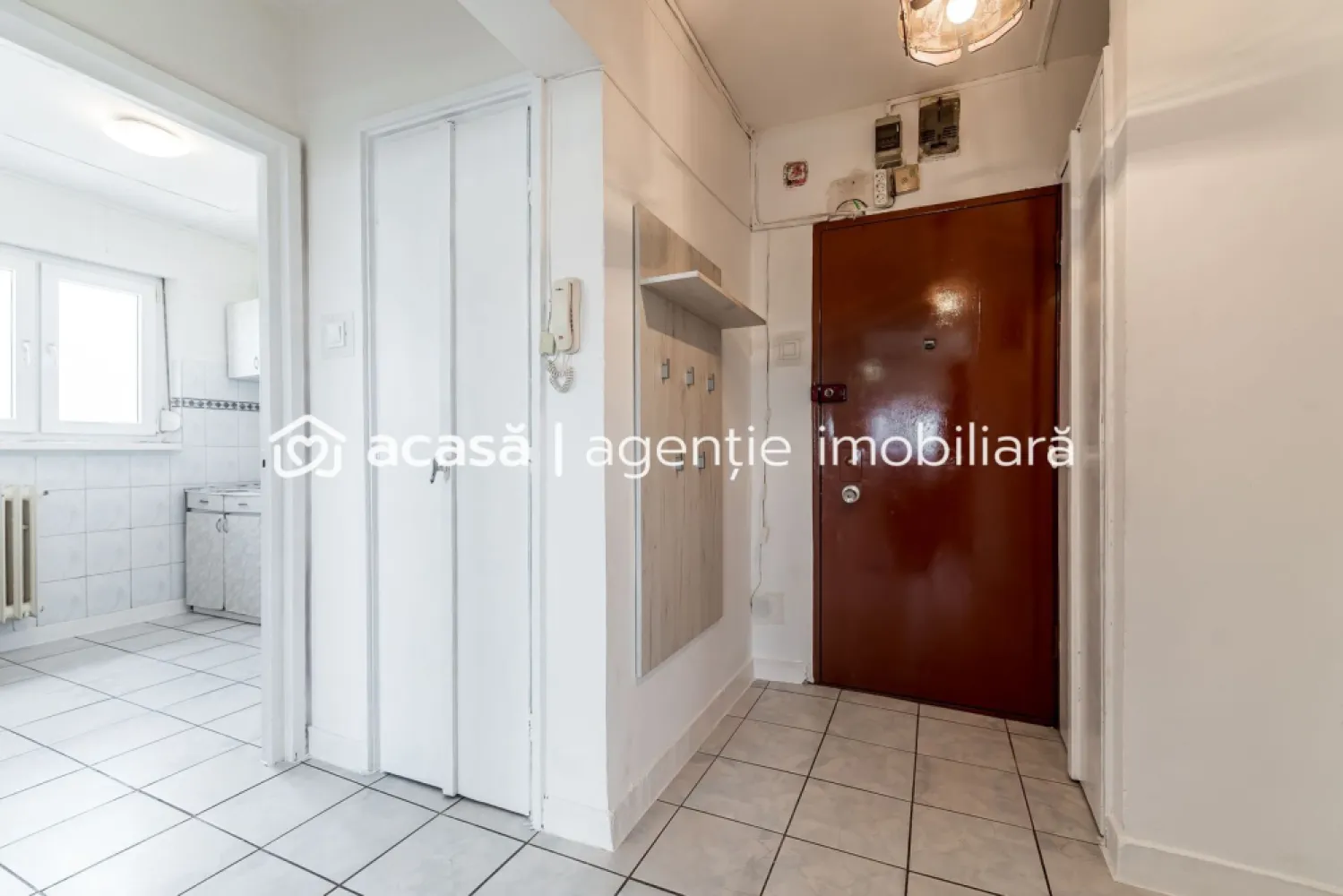 VANDUT! Apartament 2 camere decomandat - Romanilor - COMISION 0 - Îți propun spre vânzare un apartament cu 2 camere, decomandat de 50 mp utili, situat într-una dintre cele mai bine conectate zone din Arad – Calea Romanilor.

📍 Situat la etajul 9 din 10, într-un bloc anvelopat, cu casa scării renovată și lift nou, apartamentul oferă o priveliște deosebită asupra orașului cât și a Mureșului.

🔹 Compartimentare:
2 camere decomandate
bucătărie
baie
2 debarale
balcon închis

🔹 Dotări și beneficii:
geamuri termopan
aparat de aer condiționat
încălzire prin termoficare (cu posibilitate de montare centrală pe gaz)
se vinde complet mobilat și utilat, conform pozelor

📊 Ideal atât pentru locuință proprie, cât și pentru investiție (închiriere pe termen lung)
📍 Avantaje:
- aproape de centru
- mijloace de transport în comun chiar la ieșirea din bloc
- magazin alimentar, sală de sport și alte facilități în imediata apropiere

📞 Pentru mai multe detalii sau programarea unei vizionări:
0755 274 519 - Daniel Hord – Consultant imobiliar

Nu dispui de toată suma? Te ajutăm noi gratuit! Îți obținem oferte de la 16 bănci.
Ai o proprietate de vânzare în Arad și vrei să știi cât valorează cu adevărat?
Sună-mă pentru o evaluare gratuită, fără obligații.

Birou: ACASĂ | Agenție imobiliară Arad
Bulevardul Decebal 2, Arad 310133