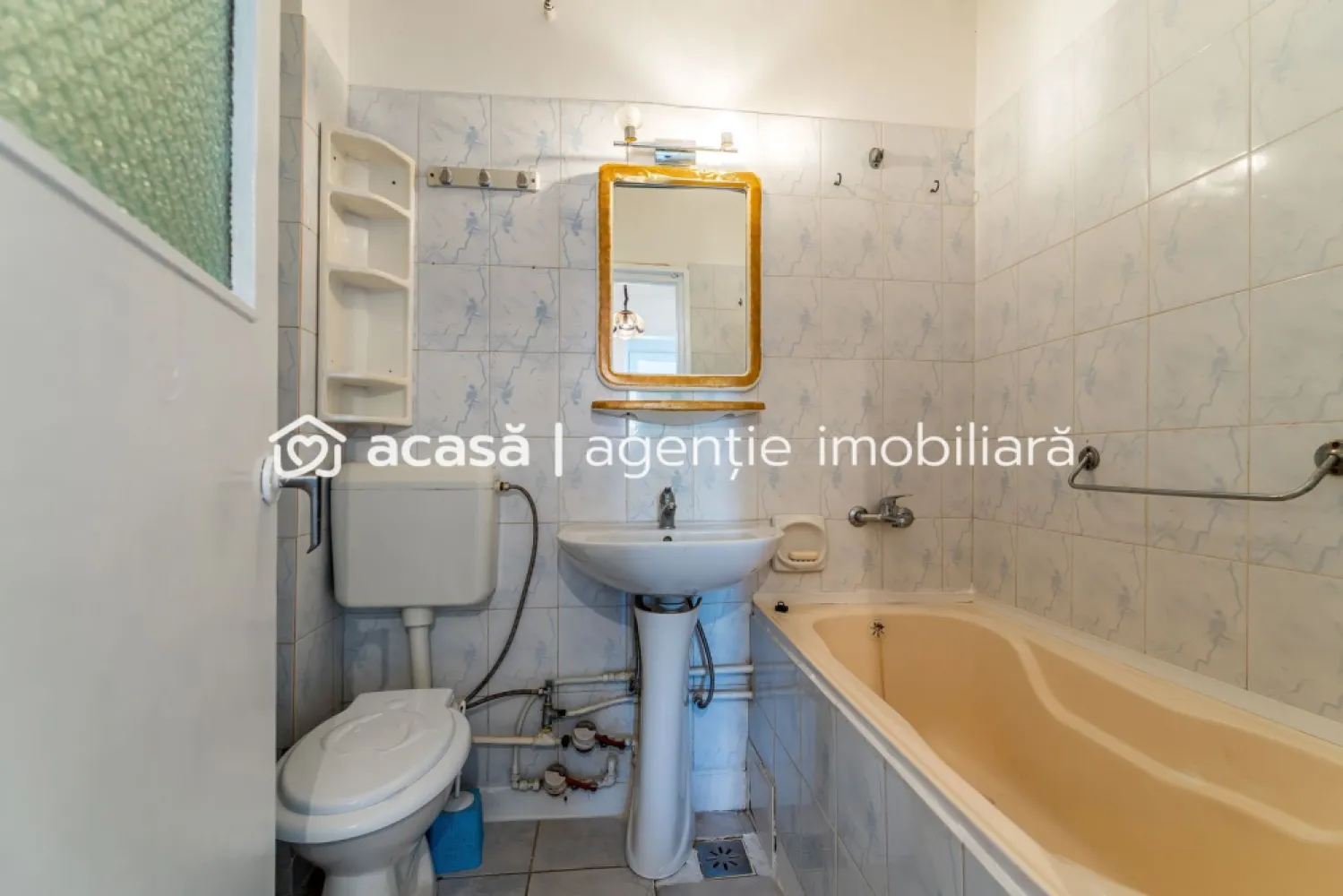 VANDUT! Apartament 2 camere decomandat - Romanilor - COMISION 0 - Îți propun spre vânzare un apartament cu 2 camere, decomandat de 50 mp utili, situat într-una dintre cele mai bine conectate zone din Arad – Calea Romanilor.

📍 Situat la etajul 9 din 10, într-un bloc anvelopat, cu casa scării renovată și lift nou, apartamentul oferă o priveliște deosebită asupra orașului cât și a Mureșului.

🔹 Compartimentare:
2 camere decomandate
bucătărie
baie
2 debarale
balcon închis

🔹 Dotări și beneficii:
geamuri termopan
aparat de aer condiționat
încălzire prin termoficare (cu posibilitate de montare centrală pe gaz)
se vinde complet mobilat și utilat, conform pozelor

📊 Ideal atât pentru locuință proprie, cât și pentru investiție (închiriere pe termen lung)
📍 Avantaje:
- aproape de centru
- mijloace de transport în comun chiar la ieșirea din bloc
- magazin alimentar, sală de sport și alte facilități în imediata apropiere

📞 Pentru mai multe detalii sau programarea unei vizionări:
0755 274 519 - Daniel Hord – Consultant imobiliar

Nu dispui de toată suma? Te ajutăm noi gratuit! Îți obținem oferte de la 16 bănci.
Ai o proprietate de vânzare în Arad și vrei să știi cât valorează cu adevărat?
Sună-mă pentru o evaluare gratuită, fără obligații.

Birou: ACASĂ | Agenție imobiliară Arad
Bulevardul Decebal 2, Arad 310133