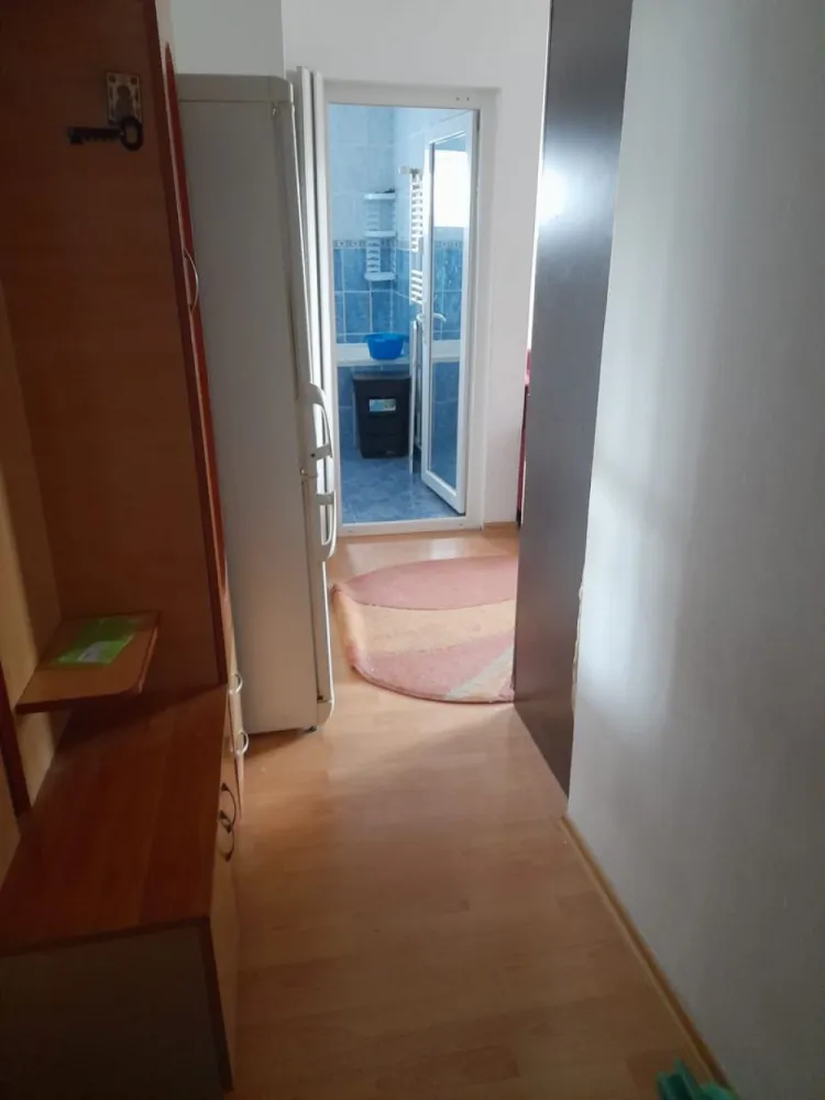 Mansardă de închiriat cu vedere la Dunăre - Micro 21 - Vă propunem spre închiriere, în exclusivitate, o mansardă dispusă pe două niveluri, situată în cartierul Micro 21, într-o zonă liniștită, cu o priveliște deosebită către Dunăre.
Locuința are o suprafață totală de 50 mp, din care 7,5 mp reprezintă terasa, un spațiu ideal pentru relaxare, savurarea cafelei de dimineață sau admirarea apusurilor asupra Dunării.
Proprietatea este complet mobilată și utilată, fiind pregătită pentru mutare imediată. Dispune de centrală termică proprie, racord separat de apă, balcon și baie cu geam pentru aerisire naturală, oferind confortul necesar unei locuiri plăcute pe termen lung.

Chirie: 1.500 lei/lună
La semnarea contractului se achită:
-prima lună de chirie;
- o garanție;
- comisionul agenției.
Oferta este disponibilă în exclusivitate prin MAG INVEST.

Pentru informații suplimentare și programarea unei vizionări, contactați: Liliana Ene - 0746.252.252