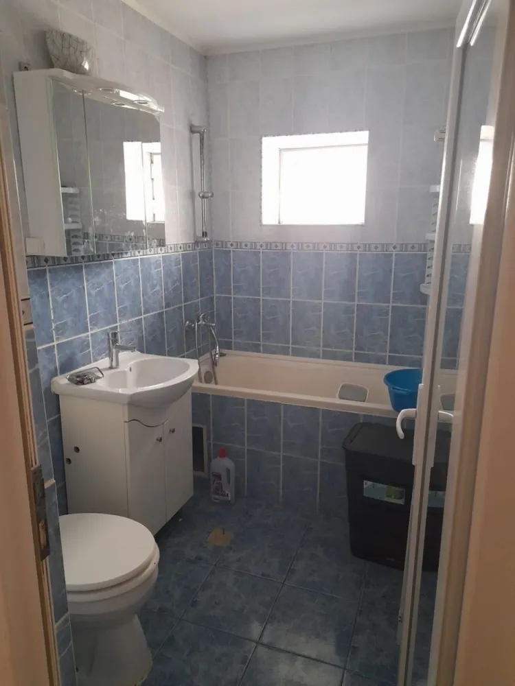 Mansardă de închiriat cu vedere la Dunăre - Micro 21 - Vă propunem spre închiriere, în exclusivitate, o mansardă dispusă pe două niveluri, situată în cartierul Micro 21, într-o zonă liniștită, cu o priveliște deosebită către Dunăre.
Locuința are o suprafață totală de 50 mp, din care 7,5 mp reprezintă terasa, un spațiu ideal pentru relaxare, savurarea cafelei de dimineață sau admirarea apusurilor asupra Dunării.
Proprietatea este complet mobilată și utilată, fiind pregătită pentru mutare imediată. Dispune de centrală termică proprie, racord separat de apă, balcon și baie cu geam pentru aerisire naturală, oferind confortul necesar unei locuiri plăcute pe termen lung.

Chirie: 1.500 lei/lună
La semnarea contractului se achită:
-prima lună de chirie;
- o garanție;
- comisionul agenției.
Oferta este disponibilă în exclusivitate prin MAG INVEST.

Pentru informații suplimentare și programarea unei vizionări, contactați: Liliana Ene - 0746.252.252