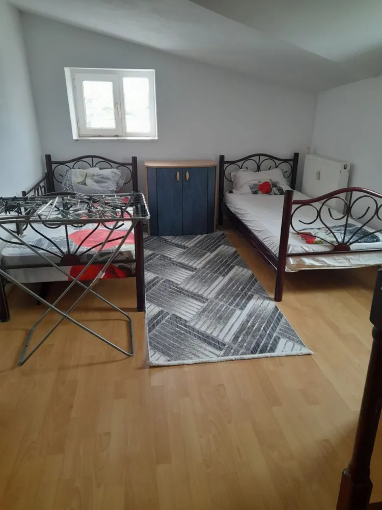 Mansardă de închiriat cu vedere la Dunăre - Micro 21 - Vă propunem spre închiriere, în exclusivitate, o mansardă dispusă pe două niveluri, situată în cartierul Micro 21, într-o zonă liniștită, cu o priveliște deosebită către Dunăre.
Locuința are o suprafață totală de 50 mp, din care 7,5 mp reprezintă terasa, un spațiu ideal pentru relaxare, savurarea cafelei de dimineață sau admirarea apusurilor asupra Dunării.
Proprietatea este complet mobilată și utilată, fiind pregătită pentru mutare imediată. Dispune de centrală termică proprie, racord separat de apă, balcon și baie cu geam pentru aerisire naturală, oferind confortul necesar unei locuiri plăcute pe termen lung.

Chirie: 1.500 lei/lună
La semnarea contractului se achită:
-prima lună de chirie;
- o garanție;
- comisionul agenției.
Oferta este disponibilă în exclusivitate prin MAG INVEST.

Pentru informații suplimentare și programarea unei vizionări, contactați: Liliana Ene - 0746.252.252