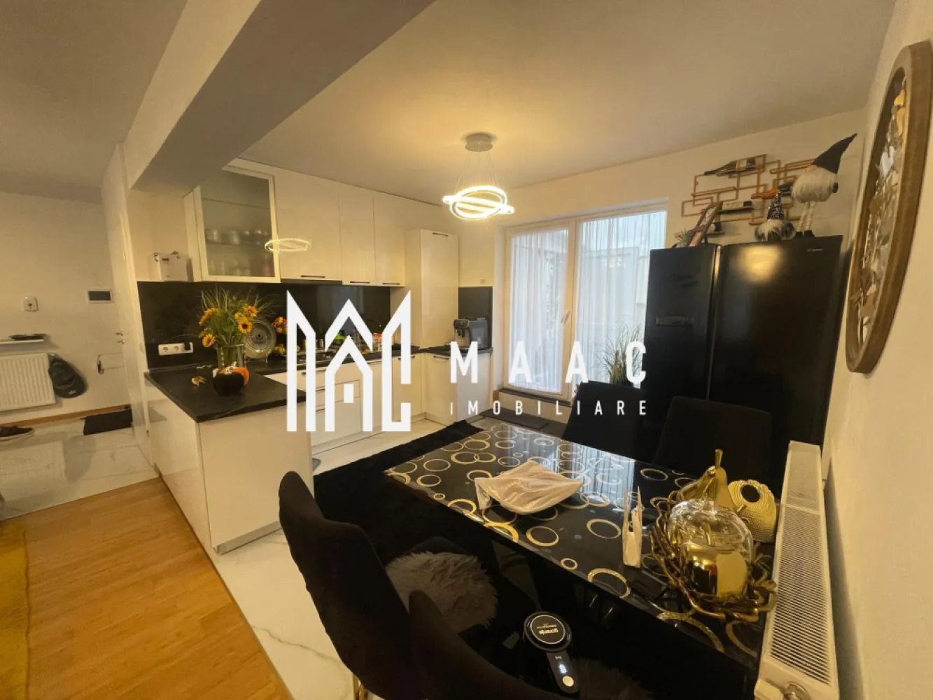 Penthouse 4 Camere | Zona Kogalniceanu | Sebes - MAAC Imobiliare va prezinta un apartament tip penthouse deosebit, situat într-o zonă liniștită și selectă din Sebeș, pe strada Mihail Kogălniceanu nr. 58B. 
Proprietatea face parte dintr-o construcție nouă, realizată cu materiale de top și finisaje de înaltă calitate.

Caracteristici principale:
Suprafață utilă: 102 mp
Terasă generoasă: 70 mp
Avans minim:50%

Compartimentare:
3 dormitoare, fiecare cu dressing propriu
Dormitor matrimonial cu baie proprie
O a doua baie complet utilată
Hol de acces către toate camerele
Bucătărie cu living open-space
Bucătărie exterioară de vară, ideală pentru relaxare și seri petrecute alături de familie și prieteni

Detalii suplimentare:
Apartamentul este complet mobilat și utilat, oferind un nivel superior de confort și funcționalitate. Spațiile luminoase, finisajele moderne și terasa spectaculoasă creează o atmosferă rafinată și primitoare.

Această proprietate reprezintă alegerea perfectă pentru cei care caută un cămin elegant, modern și exclusivist, sau pentru o investiție sigură pe termen lung.

Pentru mai multe detalii specificati telefonic ID:CP2810882
