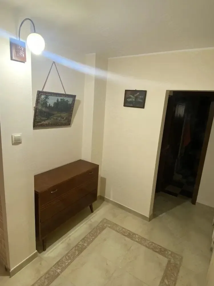 De inchiriat apartament cu 2 cam, zona I. C. Frimu, 353 euro - Se ofera spre inchiriere un apartament cu 2 camere situat in cartierul I.C.Frimu la etajul 1 din 4 intr-un imobil bine intretinut.
Locuinta este recent renovata si se prezinta intr-o stare foarte buna, fiind complet mobilata si utilata, gata pentru mutare imediata.
Nu se accepta animale de companie.
La incheierea contractului de inchiriere chiriasul va achita o chirie, o garantie egala cu valoarea unei chirii si comisionul agentiei imobiliare.
Pentru mai multe detalii sunați la numărul de telefon 0746.252.252 Liliana Ene.