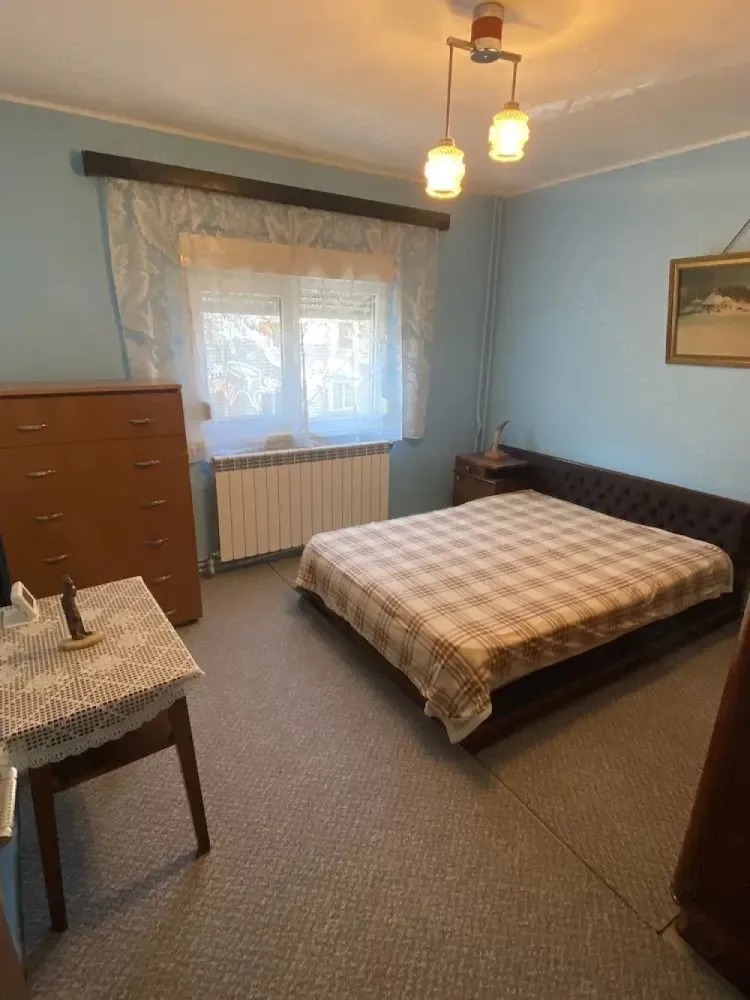 De inchiriat apartament cu 2 cam, zona I. C. Frimu, 353 euro - Se ofera spre inchiriere un apartament cu 2 camere situat in cartierul I.C.Frimu la etajul 1 din 4 intr-un imobil bine intretinut.
Locuinta este recent renovata si se prezinta intr-o stare foarte buna, fiind complet mobilata si utilata, gata pentru mutare imediata.
Nu se accepta animale de companie.
La incheierea contractului de inchiriere chiriasul va achita o chirie, o garantie egala cu valoarea unei chirii si comisionul agentiei imobiliare.
Pentru mai multe detalii sunați la numărul de telefon 0746.252.252 Liliana Ene.