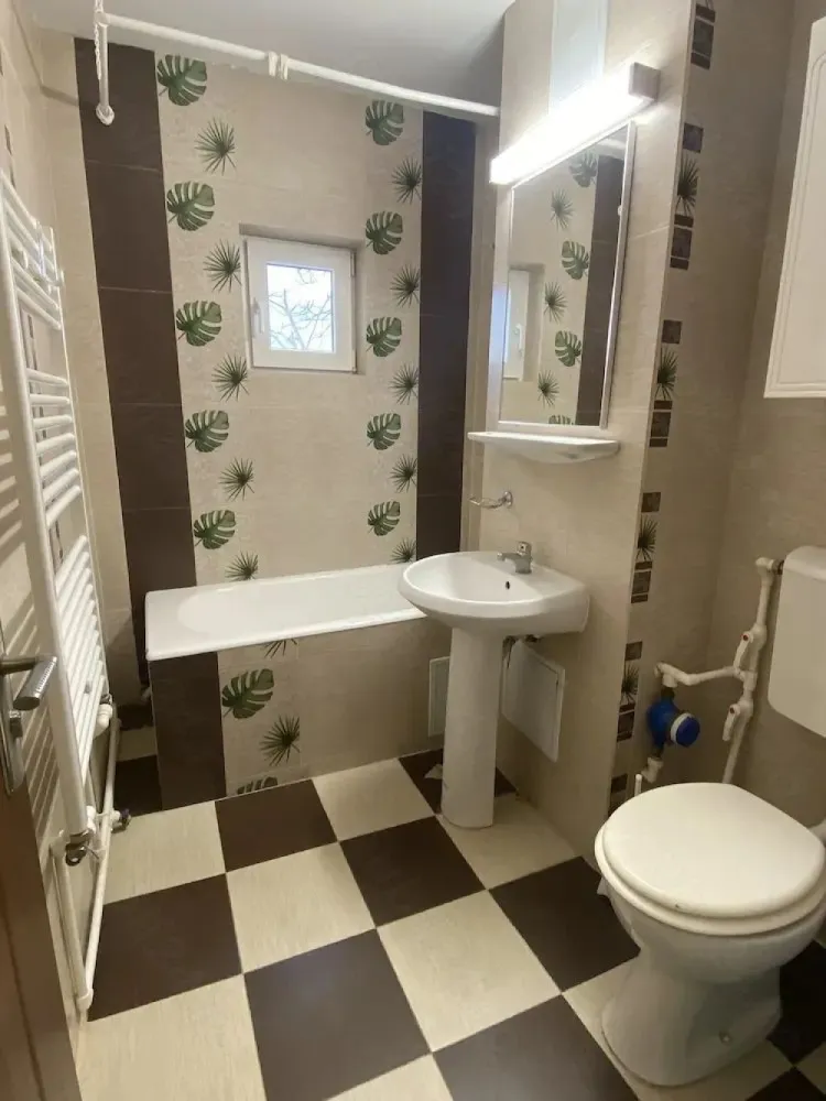 De inchiriat apartament cu 2 cam, zona I. C. Frimu, 353 euro - Se ofera spre inchiriere un apartament cu 2 camere situat in cartierul I.C.Frimu la etajul 1 din 4 intr-un imobil bine intretinut.
Locuinta este recent renovata si se prezinta intr-o stare foarte buna, fiind complet mobilata si utilata, gata pentru mutare imediata.
Nu se accepta animale de companie.
La incheierea contractului de inchiriere chiriasul va achita o chirie, o garantie egala cu valoarea unei chirii si comisionul agentiei imobiliare.
Pentru mai multe detalii sunați la numărul de telefon 0746.252.252 Liliana Ene.