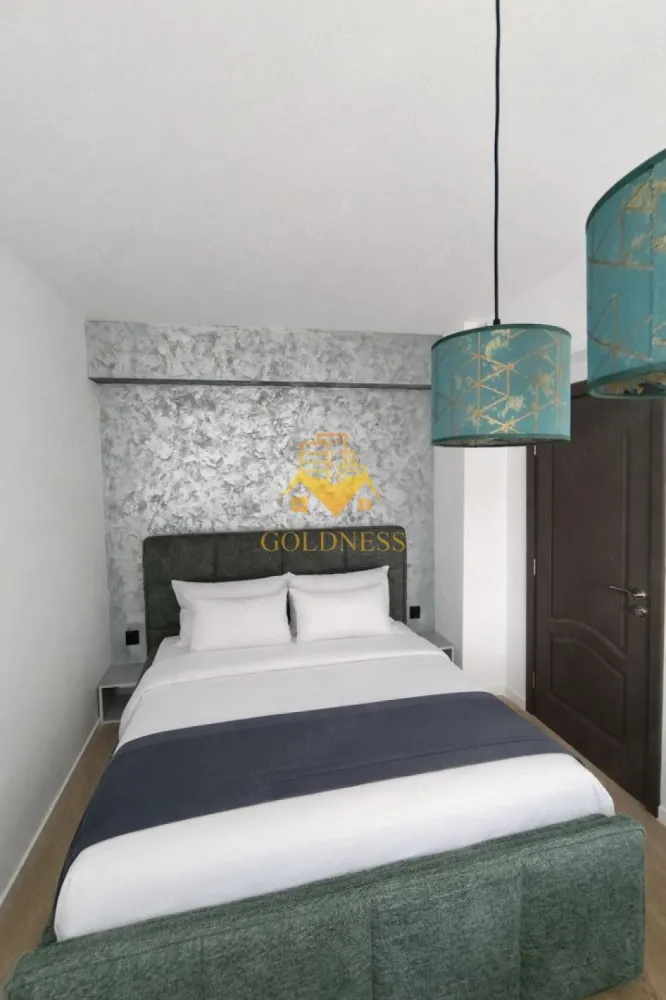 2 camere, Bloc nou, Parcare,Cartierul Manastur, Izlazului, Frunzișului - GOLDNESS Imobiliare vă propune spre închiriere un apartament cu 2 camere complet mobilat și utilat, la Parter într-un imobil din Cartierul Manastur.
Dispune de loc de parcare subteran!
Se află în apropierea stațiilor de transport în comun, magazine, restaurante, spații verzi, farmacii, etc. 

Apartamentul este compartimentat astfel:
 - dormitor cu pat matrimonial, dressing, noptiere
 - living cu canapea extensibilă 
 - bucătărie complet utilată și mobilată, loc de servit masa 
 - baie cu dus walkin, calorifer port prosop și dulap pentru depozitare.
 - gradina proprie 60mp.

Imobilul este dotat cu toate cele necesare- centrală proprie, frigider, aragaz, hotă, mașină de spălat haine, etc. 

Dacă sunteți interesați de acest apartament și doriți să îl vizionați, dar și pentru alte oferte nu ezitați să ne contactați telefonic sau prin e-mail. Vă stăm la dispoziție!
Pentru intermediere se percepe un comision de 50% din prețul chiriei!