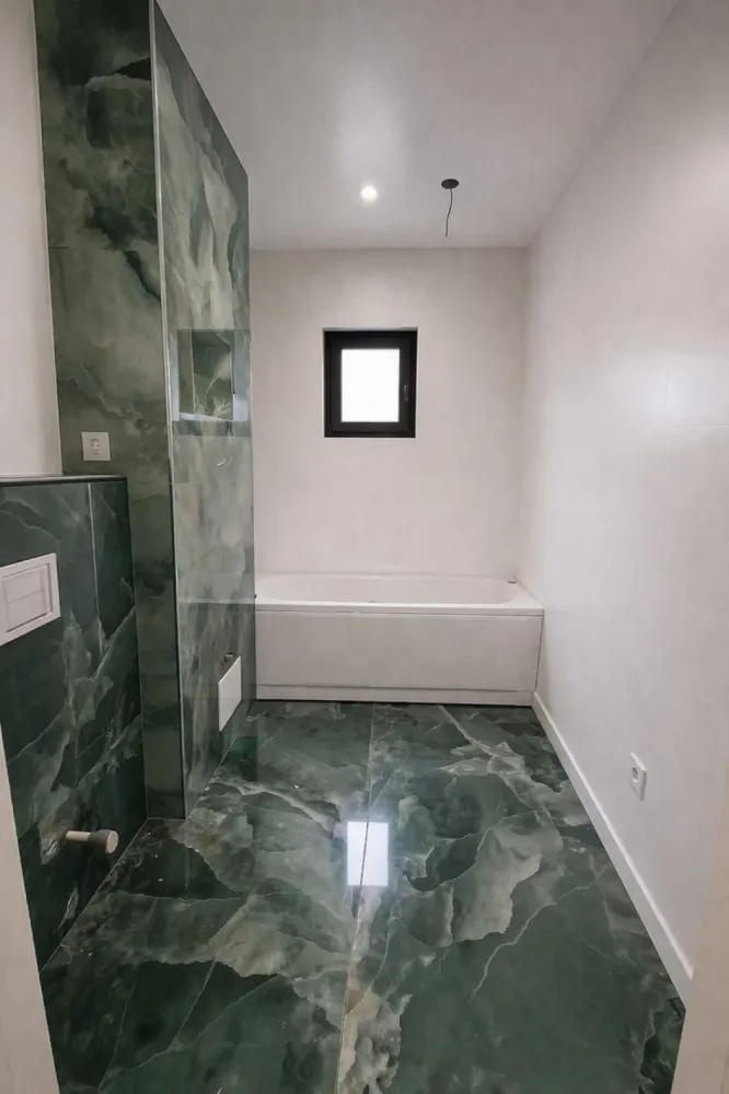 De vazare apartament cu 3 camere, Baia Comunala, 135.000 Euro - Va propunem spre vanzare un apartament spatios de 3 camere situat in zona Baia Comunala, intr-un imobil construit in anul 1997.
Locuinta are o suprafata generoasa de 83 m.p. si a fost renovata complet de la placa, cu finisaje moderne si atentie la detalii, oferind un confort ridicat.
Un mare avantaj al acestui apartament este sistemul de incalzire in pardoseala care asigura un ambient placut si eficienta termica pe tot parcursul anului.
Pret: 129.500 euro
Comisionul agentiei imobiliare este de 1,5%.
Pentru detalii si programare vizionare sunati la numarul de telefon 0746.252.252 Liliana Ene.