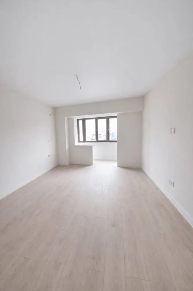 De vazare apartament cu 3 camere, Baia Comunala, 135.000 Euro - Va propunem spre vanzare un apartament spatios de 3 camere situat in zona Baia Comunala, intr-un imobil construit in anul 1997.
Locuinta are o suprafata generoasa de 83 m.p. si a fost renovata complet de la placa, cu finisaje moderne si atentie la detalii, oferind un confort ridicat.
Un mare avantaj al acestui apartament este sistemul de incalzire in pardoseala care asigura un ambient placut si eficienta termica pe tot parcursul anului.
Pret: 129.500 euro
Comisionul agentiei imobiliare este de 1,5%.
Pentru detalii si programare vizionare sunati la numarul de telefon 0746.252.252 Liliana Ene.