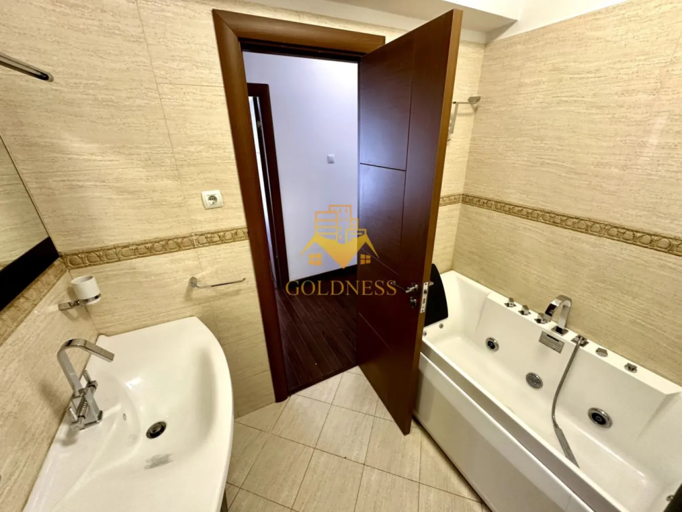 3 camere, Cartierul Buna ziua, Grand Hotel Italia, Calea Turzii, Lidl - GOLDNESS Imobiliare vă propune spre închiriere un apartament cu 3 camere complet mobilat și utilat, la etajul 1 într-un imobil de 6 etaje, în Cartierul Buna ziua.
Dispune de loc de parcare subteran.
Se află în apropierea stațiilor de transport în comun, magazine, restaurante, spații verzi, farmacii, etc. 

Apartamentul este compartimentat astfel:
 - 2 dormitoare cu pat matrimonial, dressing, noptiere
 - living 
 - bucatarie open space complet utilată și mobilată, canapea extensibilă, loc de servit masa 
 - baie cu cabina de dus, calorifer port prosop și dulap pentru depozitare.
 - baia principală este dotată cu vană cu hidromasaj.
 - terasa de 10 mp.

Imobilul este dotat cu toate cele necesare- centrală pe imobil, frigider, aragaz, hotă, mașină de spălat haine, etc. 

Dacă sunteți interesați de acest apartament și doriți să îl vizionați, dar și pentru alte oferte nu ezitați să ne contactați telefonic sau prin e-mail. Vă stăm la dispoziție!
Pentru intermediere se percepe un comision de 50% din prețul chiriei!