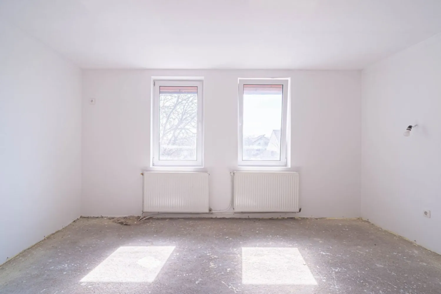 Casă de vânzare în Arad – zona Poltura - Casă spațioasă și bine compartimentată, situată în Arad Poltura, într-o zonă liniștită, cu acces la toate utilitățile.

📐 Suprafață teren: 500 mp
📐 Suprafață utilă: 130 mp
📏 Front stradal: 13 m

Compartimentare:
🔹 Parter:
Bucătărie deschisă
Living spațios
Loc de luat masa cu ieșire pe terasă
Terasă
Spațiu de depozitare
Garaj

🔹 Etaj:
3 dormitoare
2 băi
Dormitor matrimonial cu baie proprie și spațiu pentru birou/dressing

💰 Preț: 215.000 €

📞 Sună pentru detalii sau pentru o vizionare.
Contact: 0742267773 Andreea Szuchanszki 

Servicii suplimentare gratuite:
Finanțare: nu ai toată suma? Îți obținem gratuit oferte de la 16 bănci partenere pentru a alege cel mai bun credit.
Evaluare: vrei să știi cât valorează proprietatea ta actuală în piața de azi? Sună-mă pentru o evaluare profesionistă, fără obligații.

Birou: ACASĂ | Agenție imobiliară Arad
Bulevardul Decebal 2, Arad 310133