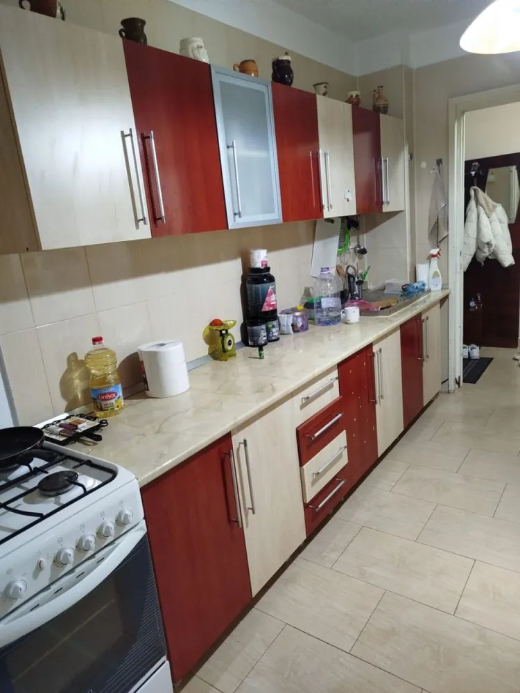 Apartament de vânzare – 3 camere, Piața Centrală, etaj 3 - MAG Invest va propune spre vanzare un apartament cu 3 camere, situat la etajul 3 al unui imobil cu 4 niveluri, construit in anul 1970, intr-un bloc bine intretinut, cu doar doua apartamente pe nivel.

Locuinta are o suprafata de 68 mp si beneficiaza de vedere bilaterala, oferind lumina naturala pe tot parcursul zilei si o ventilatie eficienta a spatiilor.

Compartimentarea este practica si functionala, apartamentul fiind potrivit atat pentru o familie, cat si pentru persoanele care isi doresc un spatiu generos intr-o zona bine conectata la facilitatile urbane.

Proprietatea dispune de:
doua balcoane;
centrala termica proprie;
aer conditionat;
tamplarie PVC cu geam termopan;
parchet;
bucatarie mobilata.

Apartamentul reprezinta o alegere excelenta pentru locuinta personala, dar si pentru investitie, datorita compartimentarii eficiente, suprafetei generoase si costurilor reduse de intretinere.

Pret de vanzare: 79.000 Euro, negociabil.
Pentru informatii suplimentare si programarea unei vizionari:
Liliana Ene
0746.252.252
Oferta prezentata de MAG Invest.