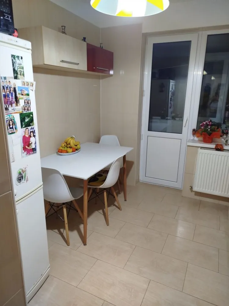 Apartament de vânzare – 3 camere, Piața Centrală, etaj 3 - MAG Invest va propune spre vanzare un apartament cu 3 camere, situat la etajul 3 al unui imobil cu 4 niveluri, construit in anul 1970, intr-un bloc bine intretinut, cu doar doua apartamente pe nivel.

Locuinta are o suprafata de 68 mp si beneficiaza de vedere bilaterala, oferind lumina naturala pe tot parcursul zilei si o ventilatie eficienta a spatiilor.

Compartimentarea este practica si functionala, apartamentul fiind potrivit atat pentru o familie, cat si pentru persoanele care isi doresc un spatiu generos intr-o zona bine conectata la facilitatile urbane.

Proprietatea dispune de:
doua balcoane;
centrala termica proprie;
aer conditionat;
tamplarie PVC cu geam termopan;
parchet;
bucatarie mobilata.

Apartamentul reprezinta o alegere excelenta pentru locuinta personala, dar si pentru investitie, datorita compartimentarii eficiente, suprafetei generoase si costurilor reduse de intretinere.

Pret de vanzare: 79.000 Euro, negociabil.
Pentru informatii suplimentare si programarea unei vizionari:
Liliana Ene
0746.252.252
Oferta prezentata de MAG Invest.