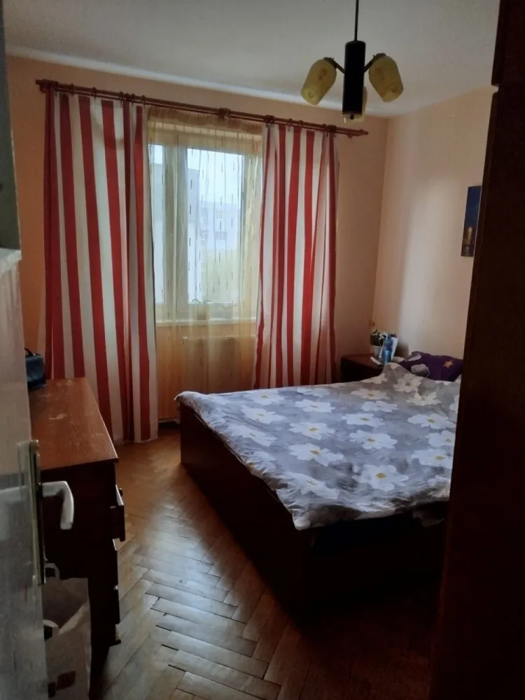 Apartament de vânzare – 3 camere, Piața Centrală, etaj 3
