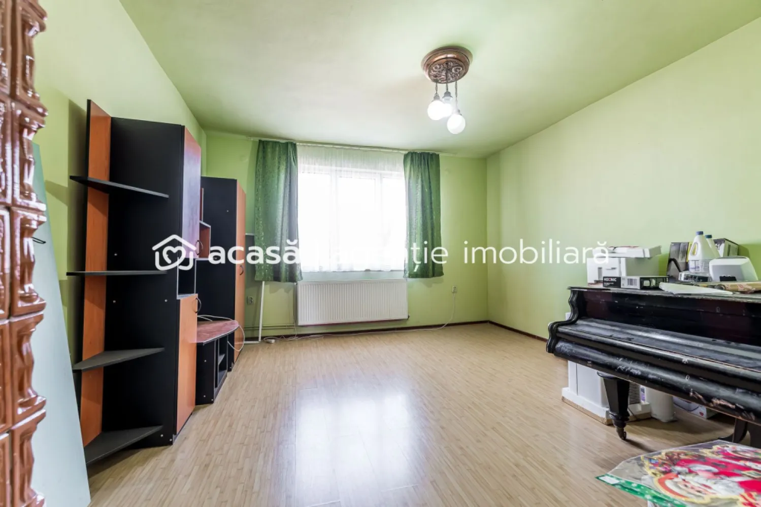 Apartament spatios cu potential enorm in Gradiste Comision 0% - Comision 0% Se oferă spre vânzare apartament intr-o cladire cu doar 2 apartamente, situat în cartierul Grădiște, într-o construcție solidă din cărămidă, cu regim de înălțime P+1+pod. Proprietatea este ideală pentru cei care își doresc spațiu, liniște și posibilitatea de personalizare. Apartamentul ocupă integral etajul 1 și podul, ambele fiind în proprietate exclusivă. Accesul este separat față de singurul vecin de la parter, existând doar doi proprietari în întreaga clădire. Suprafața utilă a apartamentului este de 100 mp (fara pod) și este compartimentată în 4 camere, bucătărie și baie. Podul este foarte înalt, dispune de ferestre spre stradă și poate fi amenajat cu ușurință ca spațiu de locuit, oferind un potențial excelent pentru extindere (mansardă, terasă, zonă de relaxare). Proprietatea beneficiază de acoperiș nou și centrală proprie pe gaz. În curte se regăsesc o anexă generoasă, curte proprie și grădină, oferind multiple posibilități de amenajare. Este o proprietate cu un potențial deosebit, perfectă pentru cineva cu viziune, putând fi transformată într-un spațiu modern, aerisit, cu suprafețe mari și chiar terase spectaculoase. Pentru detalii și programarea unei vizionări: Jasmina Uglesits - 0740814770 Consultant imobiliar - Agenția ACASĂ Arad Nu dispui de toată suma? Te ajutăm noi gratuit! Îți obținem oferte de la 16 bănci. Ai o proprietate de vânzare în Arad și vrei să știi cât valorează cu adevărat? Sună-mă pentru o evaluare gratuită, fără obligații. Birou: ACASĂ | Agenție imobiliară Arad Bulevardul Decebal 2, Arad 310133