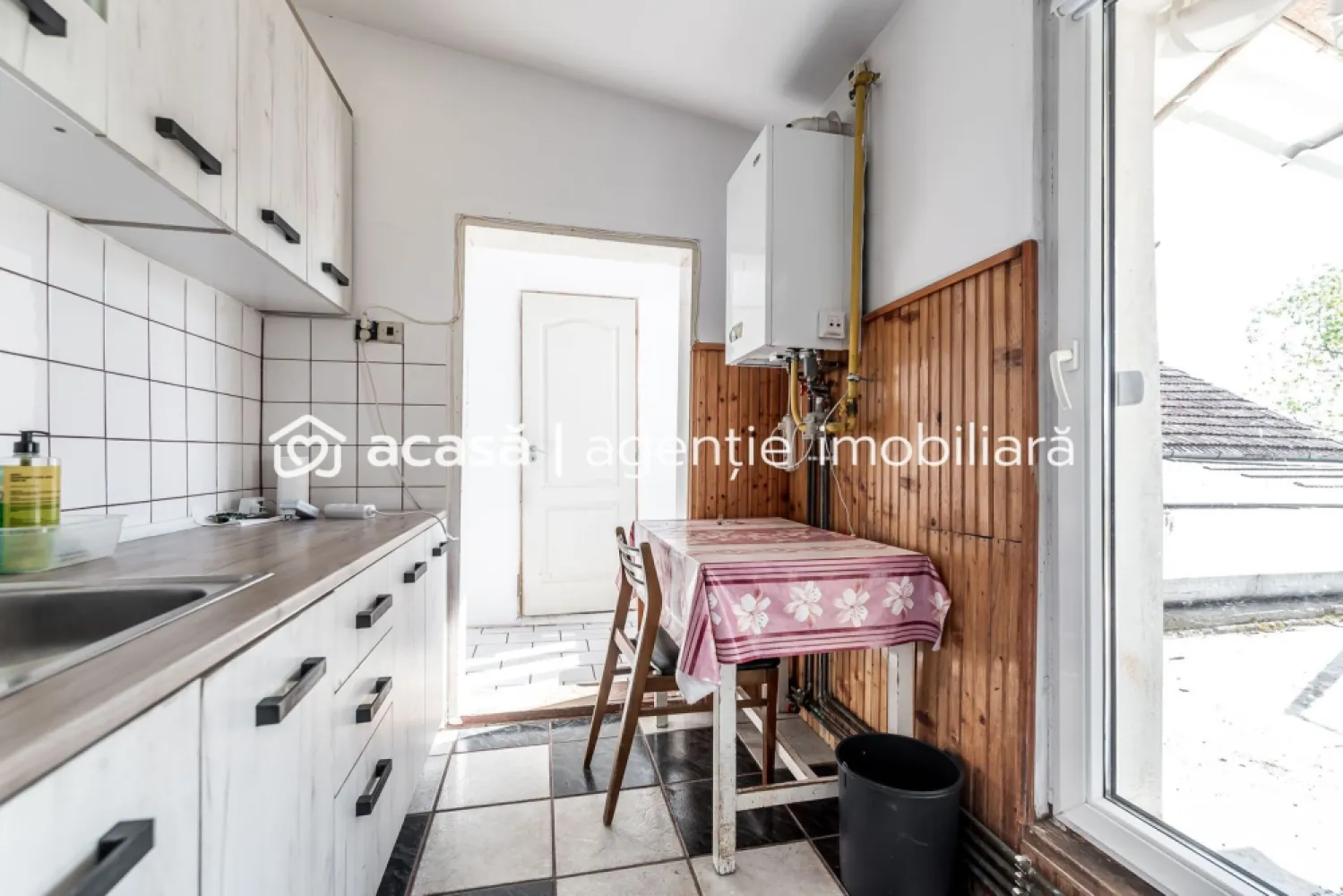 Apartament spatios cu potential enorm in Gradiste Comision 0% - Comision 0% Se oferă spre vânzare apartament intr-o cladire cu doar 2 apartamente, situat în cartierul Grădiște, într-o construcție solidă din cărămidă, cu regim de înălțime P+1+pod. Proprietatea este ideală pentru cei care își doresc spațiu, liniște și posibilitatea de personalizare. Apartamentul ocupă integral etajul 1 și podul, ambele fiind în proprietate exclusivă. Accesul este separat față de singurul vecin de la parter, existând doar doi proprietari în întreaga clădire. Suprafața utilă a apartamentului este de 100 mp (fara pod) și este compartimentată în 4 camere, bucătărie și baie. Podul este foarte înalt, dispune de ferestre spre stradă și poate fi amenajat cu ușurință ca spațiu de locuit, oferind un potențial excelent pentru extindere (mansardă, terasă, zonă de relaxare). Proprietatea beneficiază de acoperiș nou și centrală proprie pe gaz. În curte se regăsesc o anexă generoasă, curte proprie și grădină, oferind multiple posibilități de amenajare. Este o proprietate cu un potențial deosebit, perfectă pentru cineva cu viziune, putând fi transformată într-un spațiu modern, aerisit, cu suprafețe mari și chiar terase spectaculoase. Pentru detalii și programarea unei vizionări: Jasmina Uglesits - 0740814770 Consultant imobiliar - Agenția ACASĂ Arad Nu dispui de toată suma? Te ajutăm noi gratuit! Îți obținem oferte de la 16 bănci. Ai o proprietate de vânzare în Arad și vrei să știi cât valorează cu adevărat? Sună-mă pentru o evaluare gratuită, fără obligații. Birou: ACASĂ | Agenție imobiliară Arad Bulevardul Decebal 2, Arad 310133