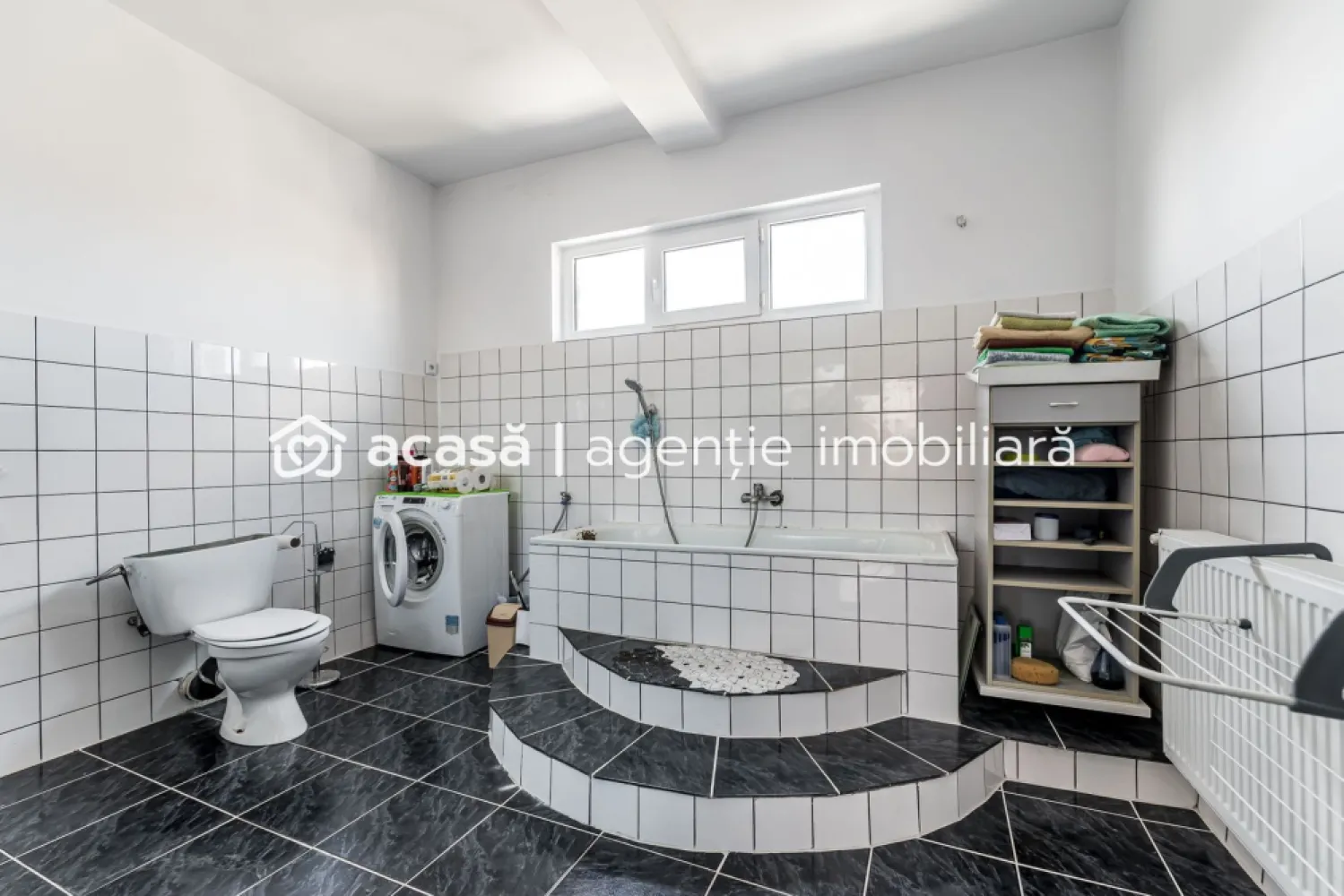 Apartament spatios cu potential enorm in Gradiste Comision 0% - Comision 0% Se oferă spre vânzare apartament intr-o cladire cu doar 2 apartamente, situat în cartierul Grădiște, într-o construcție solidă din cărămidă, cu regim de înălțime P+1+pod. Proprietatea este ideală pentru cei care își doresc spațiu, liniște și posibilitatea de personalizare. Apartamentul ocupă integral etajul 1 și podul, ambele fiind în proprietate exclusivă. Accesul este separat față de singurul vecin de la parter, existând doar doi proprietari în întreaga clădire. Suprafața utilă a apartamentului este de 100 mp (fara pod) și este compartimentată în 4 camere, bucătărie și baie. Podul este foarte înalt, dispune de ferestre spre stradă și poate fi amenajat cu ușurință ca spațiu de locuit, oferind un potențial excelent pentru extindere (mansardă, terasă, zonă de relaxare). Proprietatea beneficiază de acoperiș nou și centrală proprie pe gaz. În curte se regăsesc o anexă generoasă, curte proprie și grădină, oferind multiple posibilități de amenajare. Este o proprietate cu un potențial deosebit, perfectă pentru cineva cu viziune, putând fi transformată într-un spațiu modern, aerisit, cu suprafețe mari și chiar terase spectaculoase. Pentru detalii și programarea unei vizionări: Jasmina Uglesits - 0740814770 Consultant imobiliar - Agenția ACASĂ Arad Nu dispui de toată suma? Te ajutăm noi gratuit! Îți obținem oferte de la 16 bănci. Ai o proprietate de vânzare în Arad și vrei să știi cât valorează cu adevărat? Sună-mă pentru o evaluare gratuită, fără obligații. Birou: ACASĂ | Agenție imobiliară Arad Bulevardul Decebal 2, Arad 310133