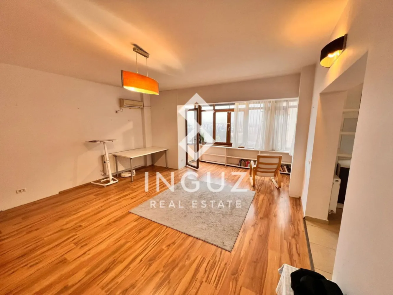 Apartament 2 camere de vânzare | Diamond Park București - Apartament 2 camere de vânzare | Diamond Park București

Calea Șerban Vodă 213–217, București

Preț: 231.000 € (negociabil)
Comision: 2%
Detalii proprietate
Tip: Apartament 2 camere
Compartimentare: Semidecomandat
Suprafață utilă: 66,72 m²
Balcon: 1,79 m²
Suprafață totală: 68,51 m²
Etaj: 9 / 10 (etaj superior)
An construcție: 2007
Parcare: loc de parcare subteran inclus
Încălzire: centrală termică proprie pe gaz
Locație și acces
Aproape de Parcul Tineretului și Parcul Carol
Aproximativ 9 minute de stația de metrou Eroii Revoluției
Aproximativ 15 minute de stația de metrou Tineretului
Acces rapid către zone centrale și mijloace de transport
Descriere

Apartament spațios de 2 camere situat în complexul rezidențial Diamond Park.

Locuința oferă o compartimentare eficientă și spațiu generos, fiind potrivită atât pentru locuire, cât și pentru investiție.

Complexul beneficiază de acces controlat, pază permanentă și parcare subterană, oferind confort și siguranță.

Avantaje principale
Suprafață mare pentru 2 camere
Etaj superior
Loc de parcare subteran inclus
Zonă centrală, aproape de parcuri
Potrivit pentru locuit sau investiție
La cerere

Se poate trimite video de prezentare și informații suplimentare.