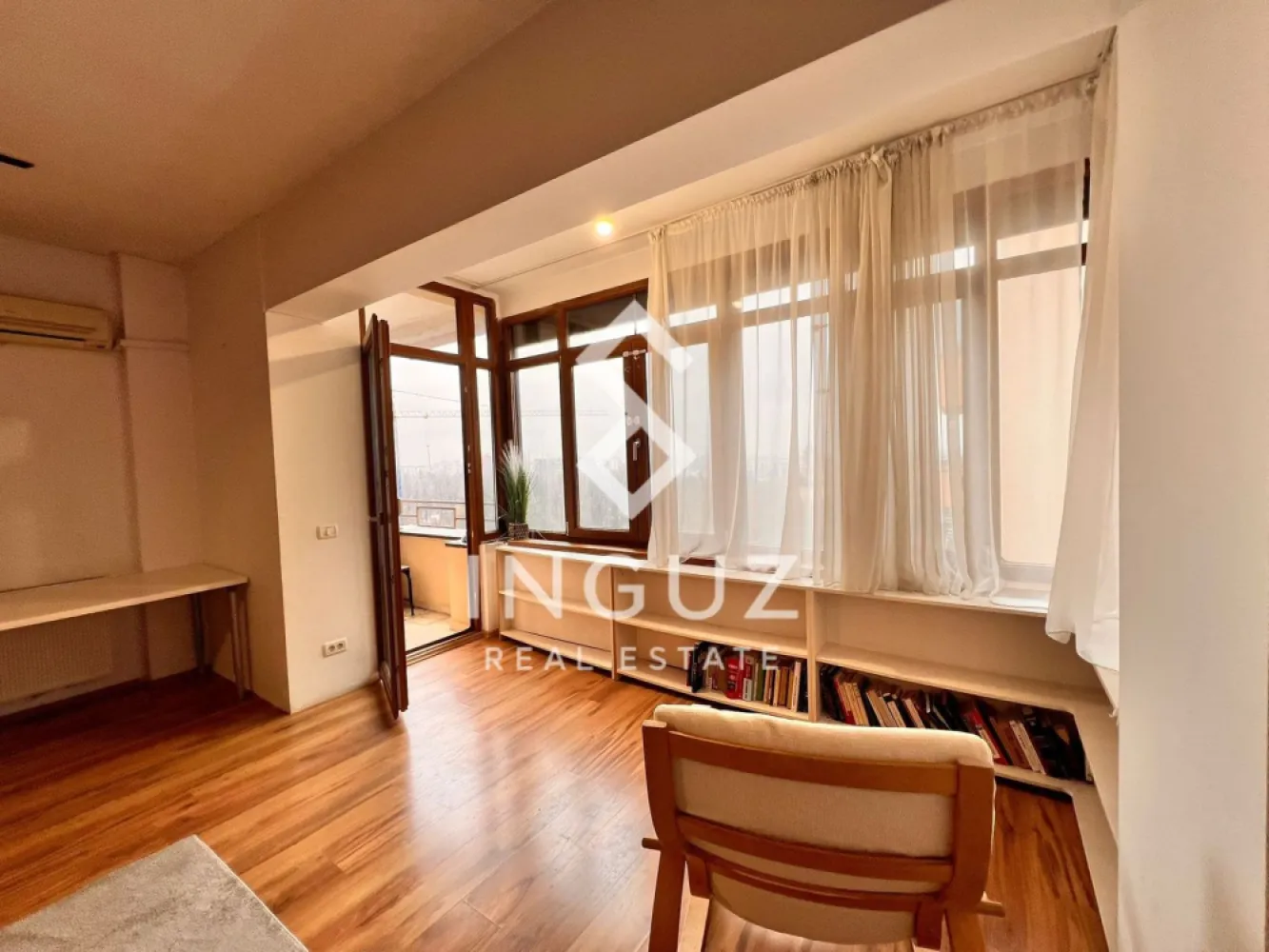 Apartament 2 camere de vânzare | Diamond Park București - Apartament 2 camere de vânzare | Diamond Park București

Calea Șerban Vodă 213–217, București

Preț: 231.000 € (negociabil)
Comision: 2%
Detalii proprietate
Tip: Apartament 2 camere
Compartimentare: Semidecomandat
Suprafață utilă: 66,72 m²
Balcon: 1,79 m²
Suprafață totală: 68,51 m²
Etaj: 9 / 10 (etaj superior)
An construcție: 2007
Parcare: loc de parcare subteran inclus
Încălzire: centrală termică proprie pe gaz
Locație și acces
Aproape de Parcul Tineretului și Parcul Carol
Aproximativ 9 minute de stația de metrou Eroii Revoluției
Aproximativ 15 minute de stația de metrou Tineretului
Acces rapid către zone centrale și mijloace de transport
Descriere

Apartament spațios de 2 camere situat în complexul rezidențial Diamond Park.

Locuința oferă o compartimentare eficientă și spațiu generos, fiind potrivită atât pentru locuire, cât și pentru investiție.

Complexul beneficiază de acces controlat, pază permanentă și parcare subterană, oferind confort și siguranță.

Avantaje principale
Suprafață mare pentru 2 camere
Etaj superior
Loc de parcare subteran inclus
Zonă centrală, aproape de parcuri
Potrivit pentru locuit sau investiție
La cerere

Se poate trimite video de prezentare și informații suplimentare.