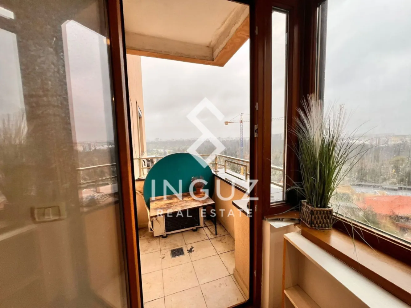 Apartament 2 camere de vânzare | Diamond Park București - Apartament 2 camere de vânzare | Diamond Park București

Calea Șerban Vodă 213–217, București

Preț: 231.000 € (negociabil)
Comision: 2%
Detalii proprietate
Tip: Apartament 2 camere
Compartimentare: Semidecomandat
Suprafață utilă: 66,72 m²
Balcon: 1,79 m²
Suprafață totală: 68,51 m²
Etaj: 9 / 10 (etaj superior)
An construcție: 2007
Parcare: loc de parcare subteran inclus
Încălzire: centrală termică proprie pe gaz
Locație și acces
Aproape de Parcul Tineretului și Parcul Carol
Aproximativ 9 minute de stația de metrou Eroii Revoluției
Aproximativ 15 minute de stația de metrou Tineretului
Acces rapid către zone centrale și mijloace de transport
Descriere

Apartament spațios de 2 camere situat în complexul rezidențial Diamond Park.

Locuința oferă o compartimentare eficientă și spațiu generos, fiind potrivită atât pentru locuire, cât și pentru investiție.

Complexul beneficiază de acces controlat, pază permanentă și parcare subterană, oferind confort și siguranță.

Avantaje principale
Suprafață mare pentru 2 camere
Etaj superior
Loc de parcare subteran inclus
Zonă centrală, aproape de parcuri
Potrivit pentru locuit sau investiție
La cerere

Se poate trimite video de prezentare și informații suplimentare.