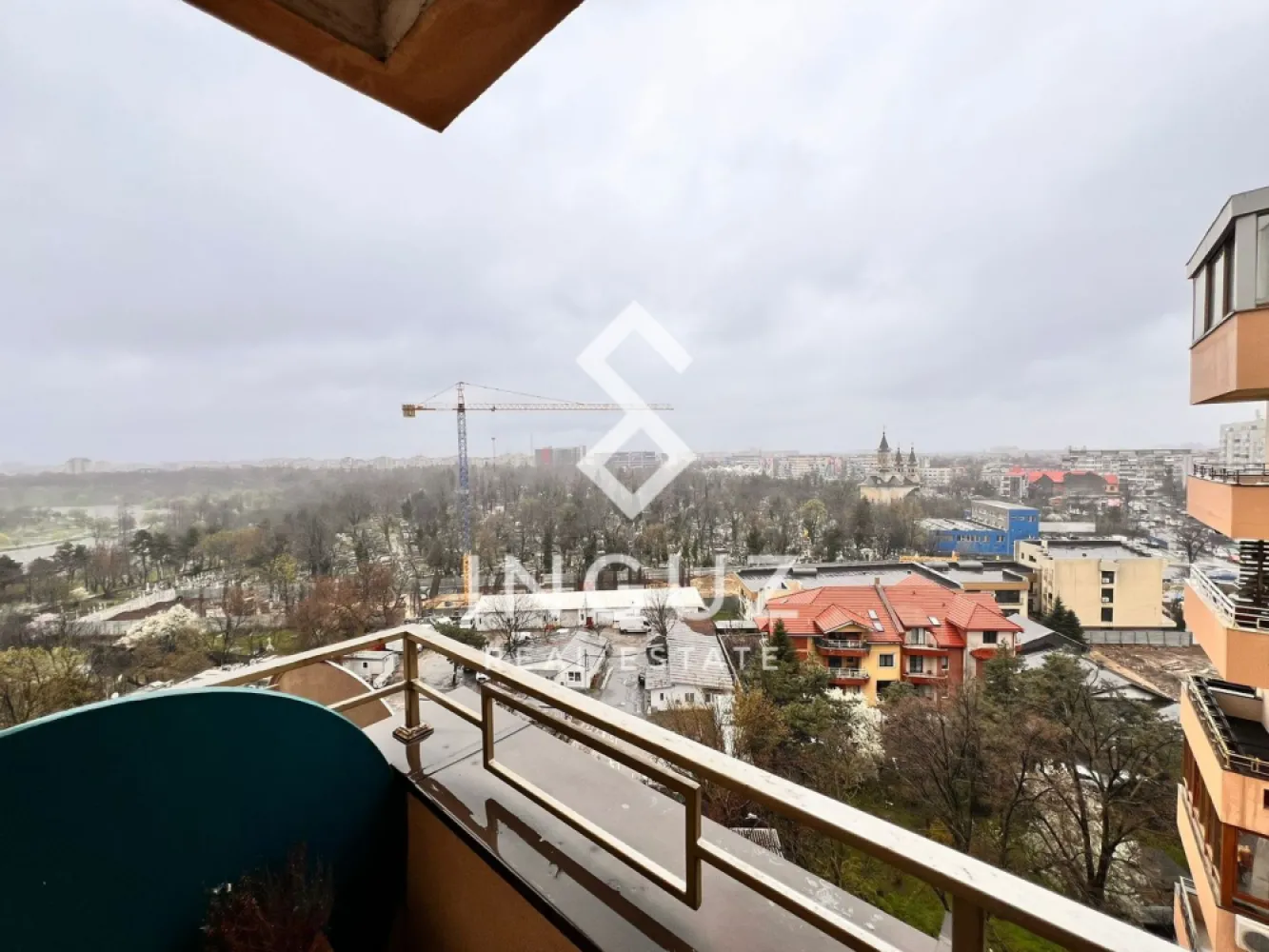 Apartament 2 camere de vânzare | Diamond Park București - Apartament 2 camere de vânzare | Diamond Park București

Calea Șerban Vodă 213–217, București

Preț: 231.000 € (negociabil)
Comision: 2%
Detalii proprietate
Tip: Apartament 2 camere
Compartimentare: Semidecomandat
Suprafață utilă: 66,72 m²
Balcon: 1,79 m²
Suprafață totală: 68,51 m²
Etaj: 9 / 10 (etaj superior)
An construcție: 2007
Parcare: loc de parcare subteran inclus
Încălzire: centrală termică proprie pe gaz
Locație și acces
Aproape de Parcul Tineretului și Parcul Carol
Aproximativ 9 minute de stația de metrou Eroii Revoluției
Aproximativ 15 minute de stația de metrou Tineretului
Acces rapid către zone centrale și mijloace de transport
Descriere

Apartament spațios de 2 camere situat în complexul rezidențial Diamond Park.

Locuința oferă o compartimentare eficientă și spațiu generos, fiind potrivită atât pentru locuire, cât și pentru investiție.

Complexul beneficiază de acces controlat, pază permanentă și parcare subterană, oferind confort și siguranță.

Avantaje principale
Suprafață mare pentru 2 camere
Etaj superior
Loc de parcare subteran inclus
Zonă centrală, aproape de parcuri
Potrivit pentru locuit sau investiție
La cerere

Se poate trimite video de prezentare și informații suplimentare.