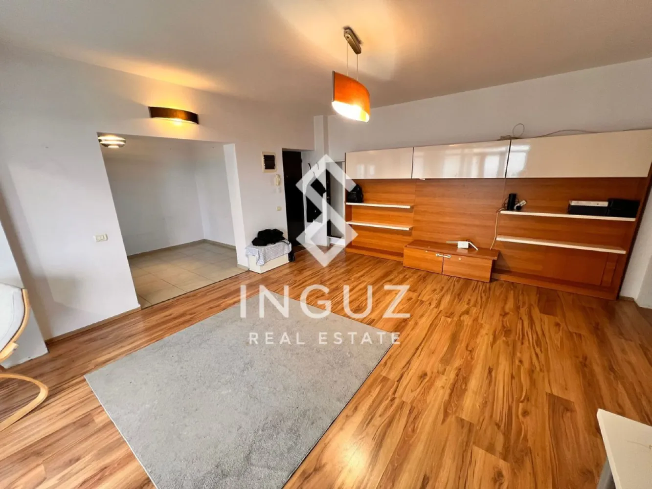 Apartament 2 camere de vânzare | Diamond Park București - Apartament 2 camere de vânzare | Diamond Park București

Calea Șerban Vodă 213–217, București

Preț: 231.000 € (negociabil)
Comision: 2%
Detalii proprietate
Tip: Apartament 2 camere
Compartimentare: Semidecomandat
Suprafață utilă: 66,72 m²
Balcon: 1,79 m²
Suprafață totală: 68,51 m²
Etaj: 9 / 10 (etaj superior)
An construcție: 2007
Parcare: loc de parcare subteran inclus
Încălzire: centrală termică proprie pe gaz
Locație și acces
Aproape de Parcul Tineretului și Parcul Carol
Aproximativ 9 minute de stația de metrou Eroii Revoluției
Aproximativ 15 minute de stația de metrou Tineretului
Acces rapid către zone centrale și mijloace de transport
Descriere

Apartament spațios de 2 camere situat în complexul rezidențial Diamond Park.

Locuința oferă o compartimentare eficientă și spațiu generos, fiind potrivită atât pentru locuire, cât și pentru investiție.

Complexul beneficiază de acces controlat, pază permanentă și parcare subterană, oferind confort și siguranță.

Avantaje principale
Suprafață mare pentru 2 camere
Etaj superior
Loc de parcare subteran inclus
Zonă centrală, aproape de parcuri
Potrivit pentru locuit sau investiție
La cerere

Se poate trimite video de prezentare și informații suplimentare.